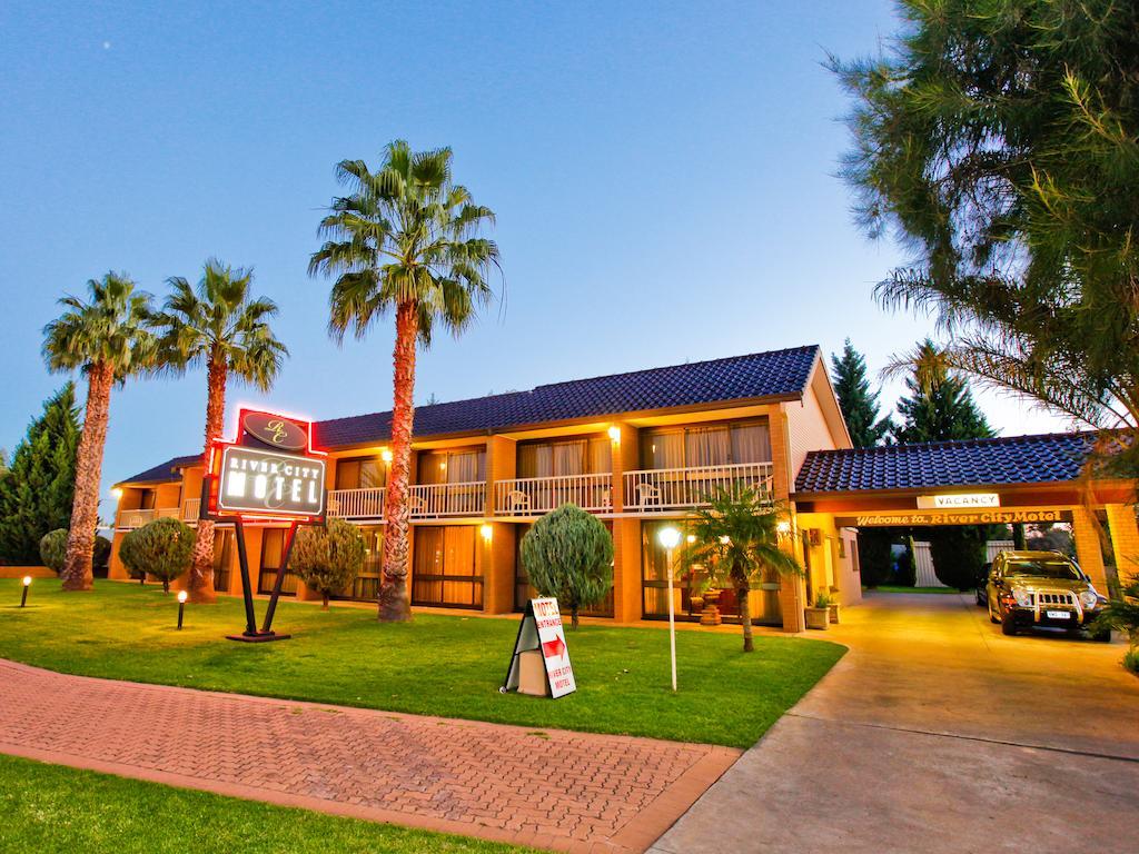 Varios River City Motel