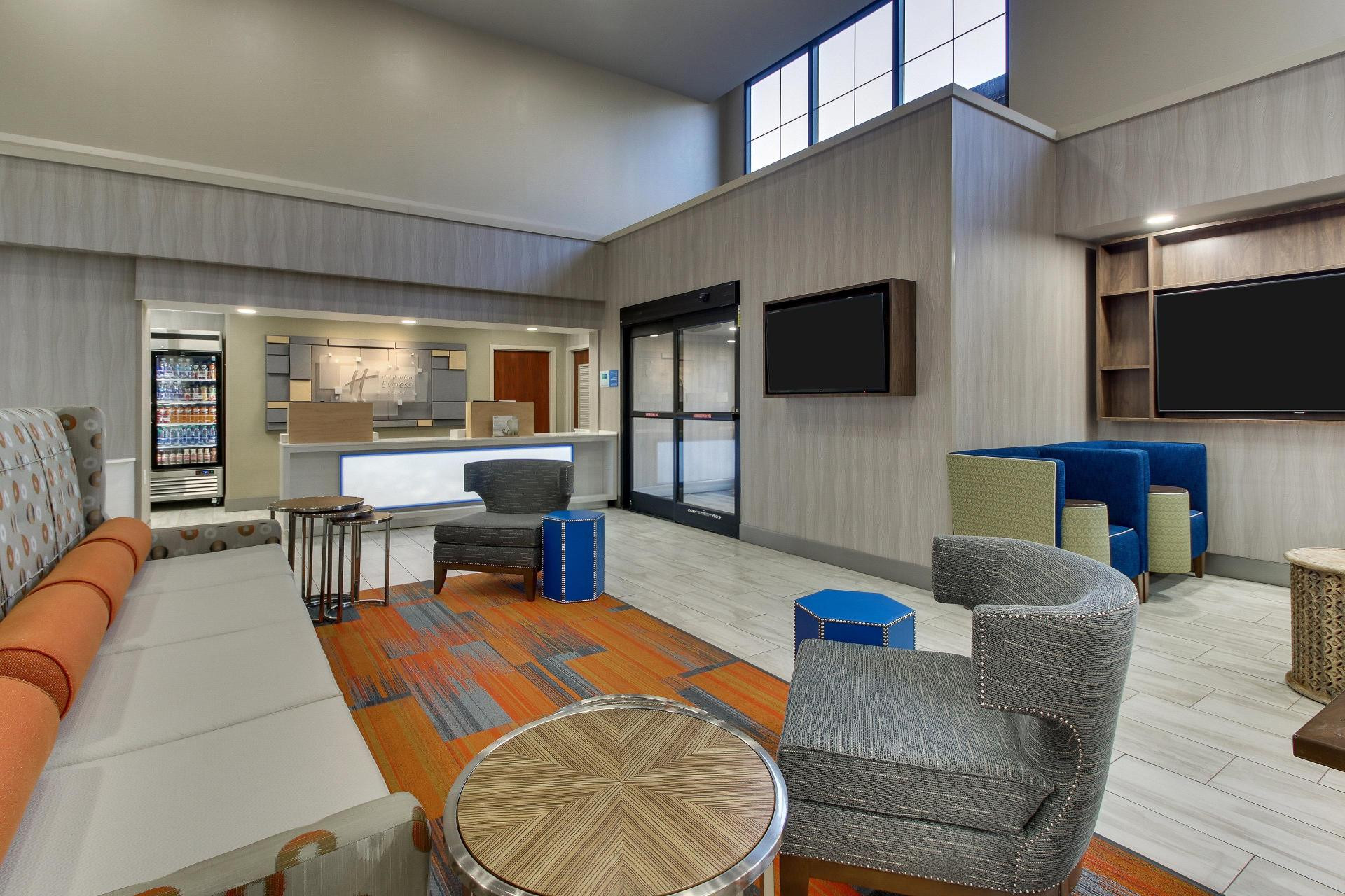 Vista Lobby Holiday Inn Express & Suites Atlanta N-Perimeter Mall Area by IHG