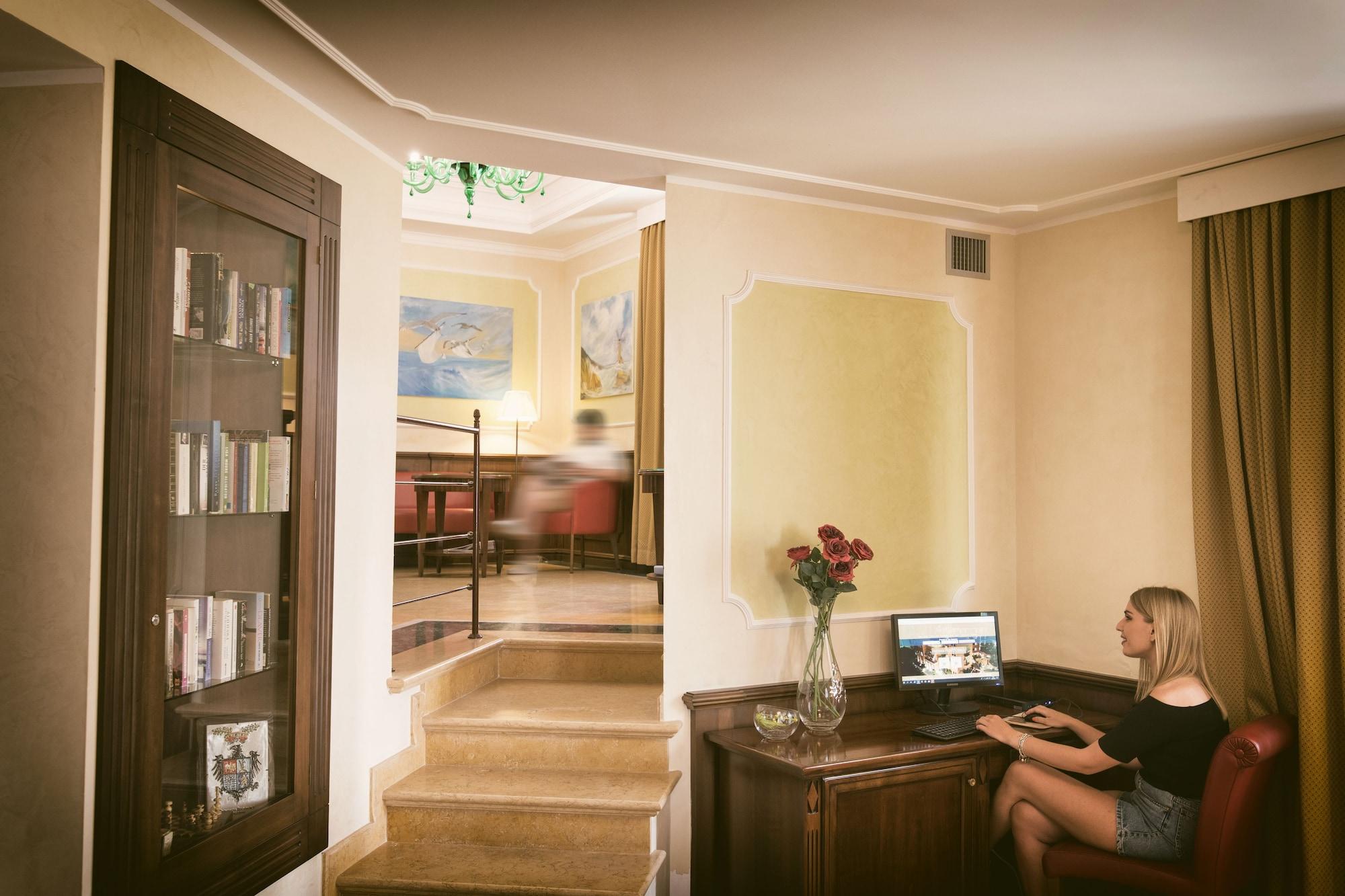 Vista Lobby Artemis Hotel
