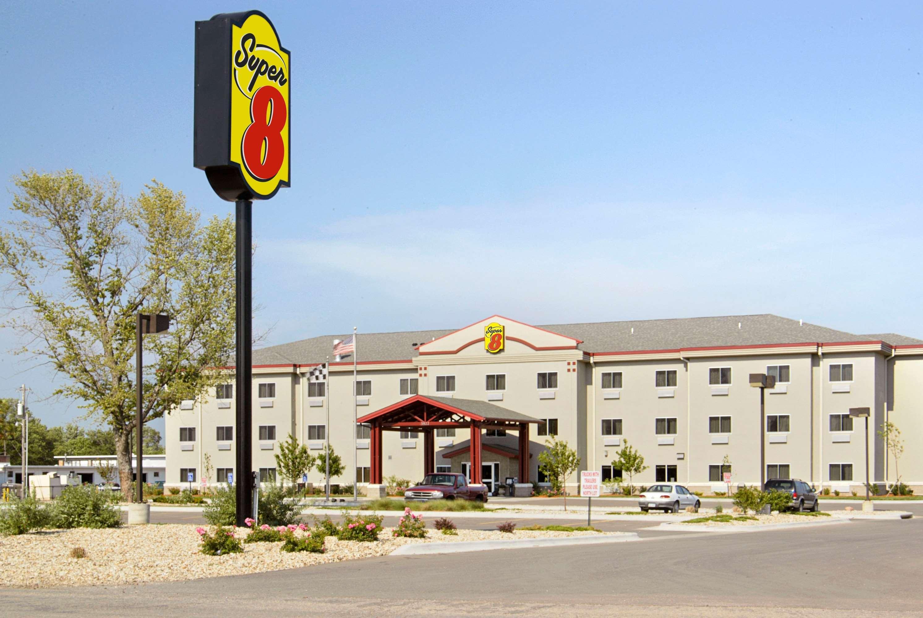 Vista Exterior Super 8 by Wyndham Topeka at Forbes Landing
