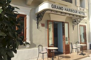 Alojamiento - Grand Harbour Hotel