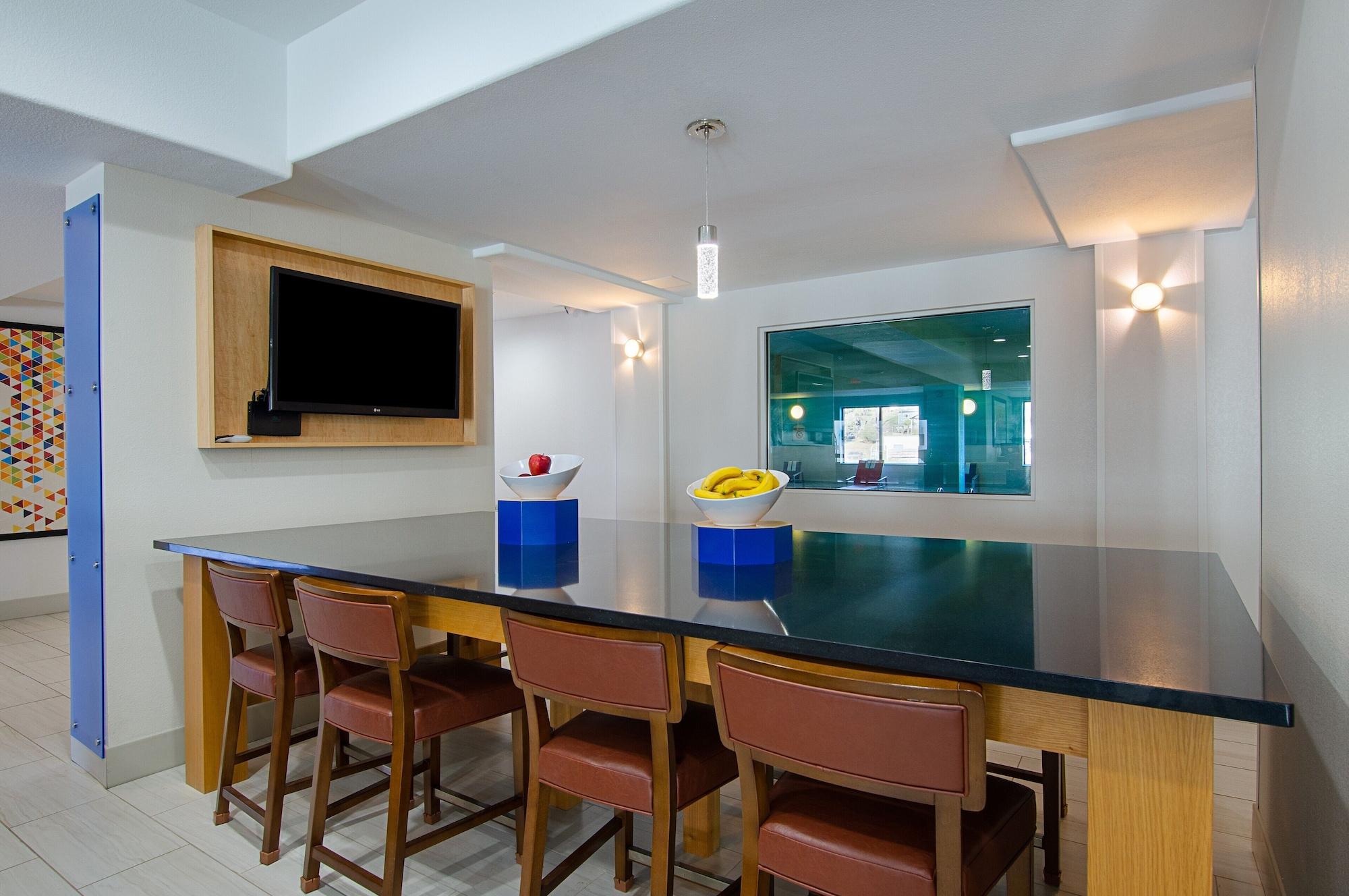 Vista Lobby Holiday Inn Express Hotel & Suites Weston by IHG