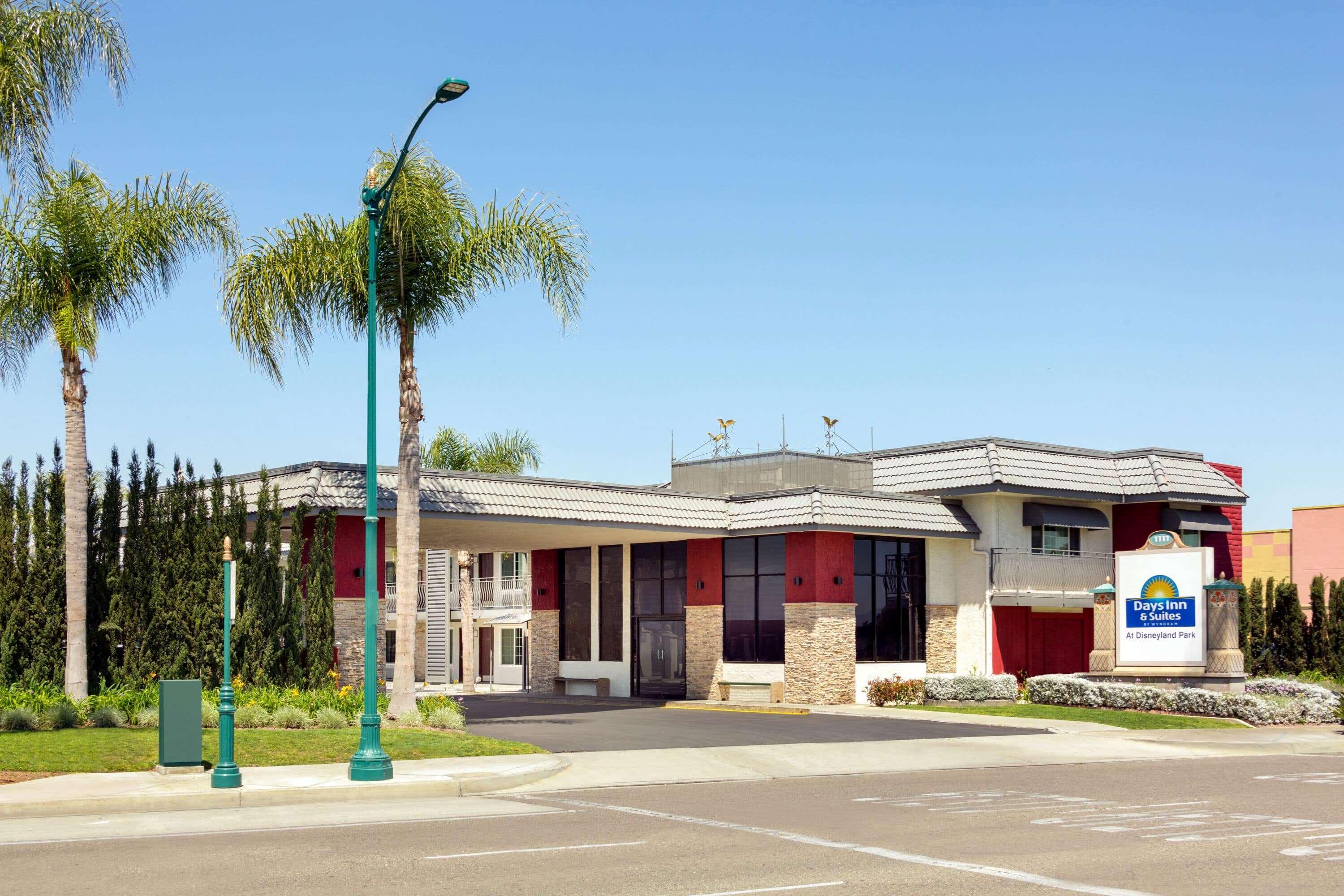Varios Days Inn & Suites by Wyndham Anaheim At Disneyland Park