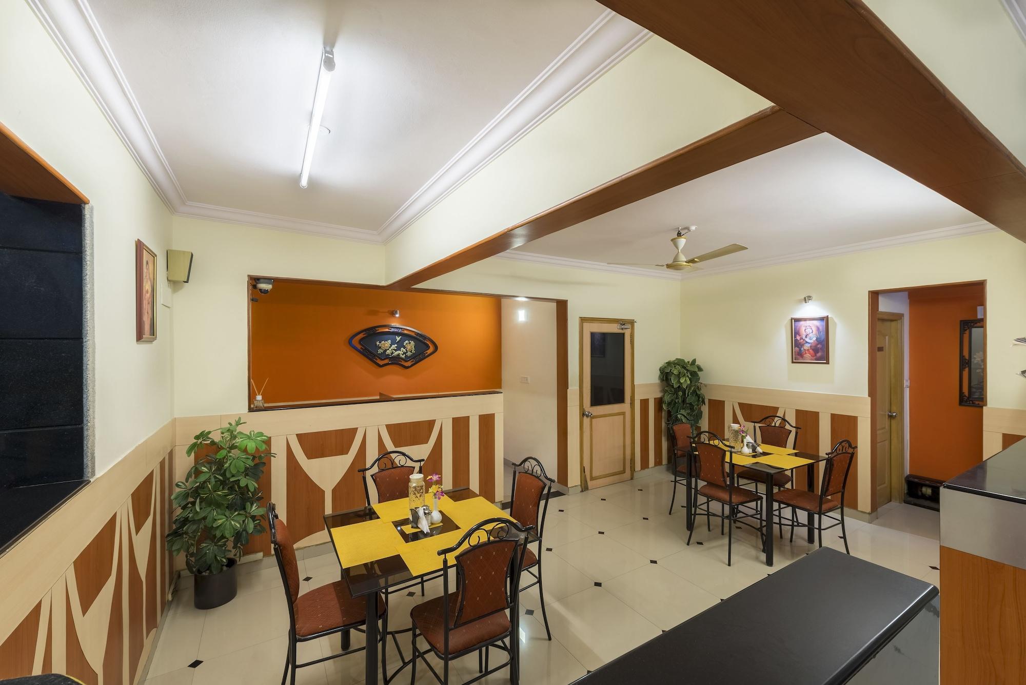 Restaurant Hotel Raj Comforts - Golf View