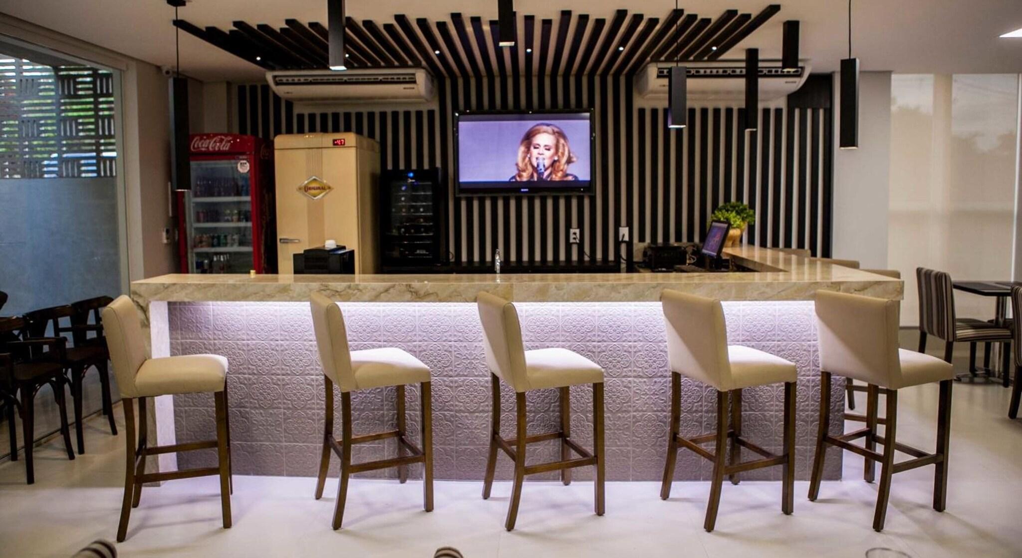 Bar/Salón AlphaPark Hotel