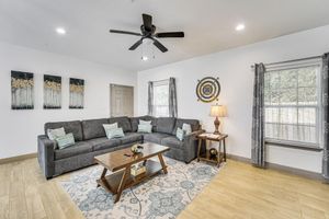 Arriendo temporal - Walk to Parks & Dining! Universal City Home