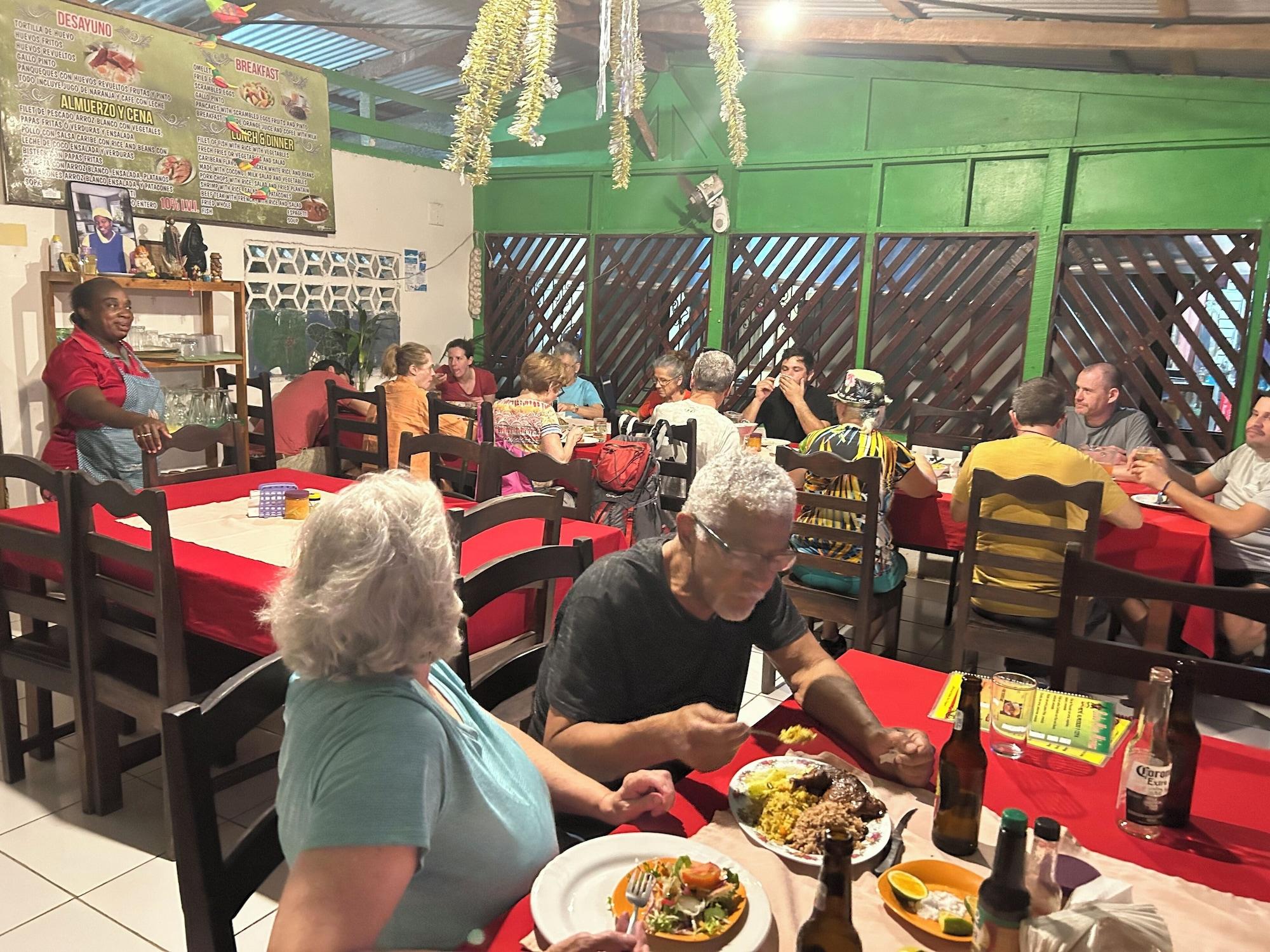 Restaurant Miss Miriam Beachfront Cabins