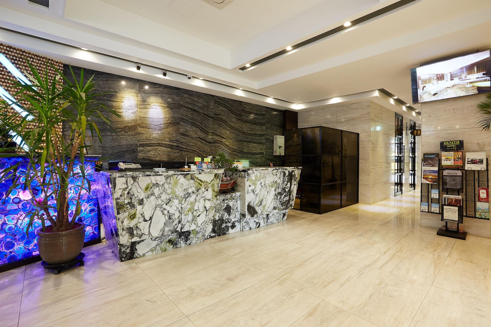 Vista Lobby Zenith Hotel