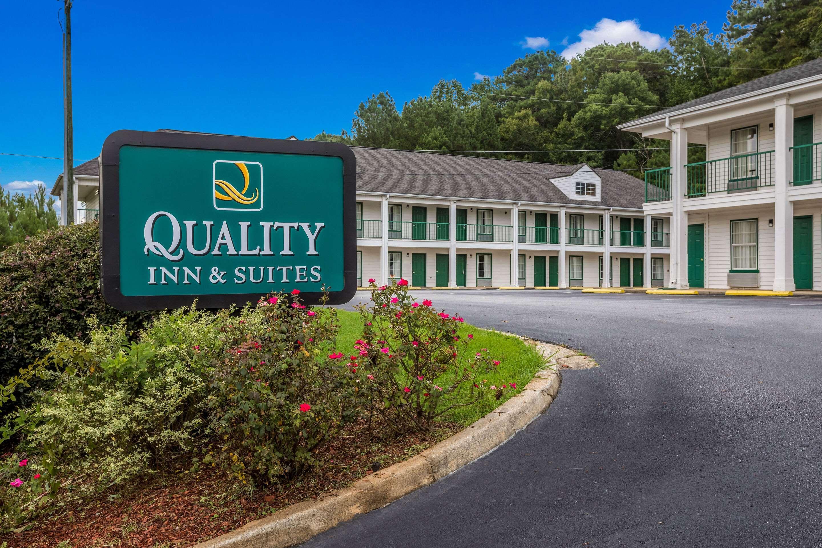 Vista Exterior Quality Inn & Suites near Lake Oconee