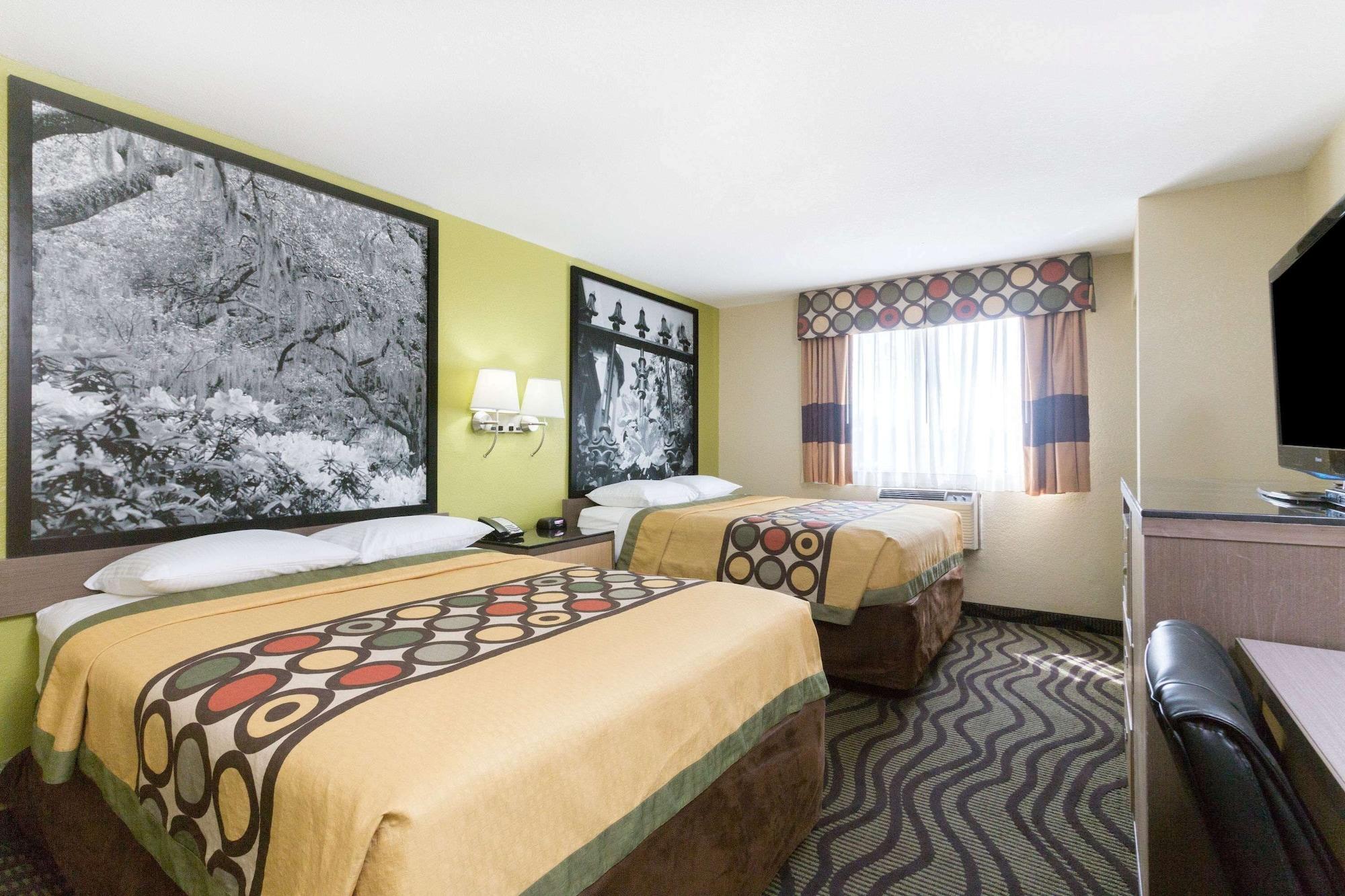 Varios Super 8 by Wyndham Brunswick/St Simons Island Area