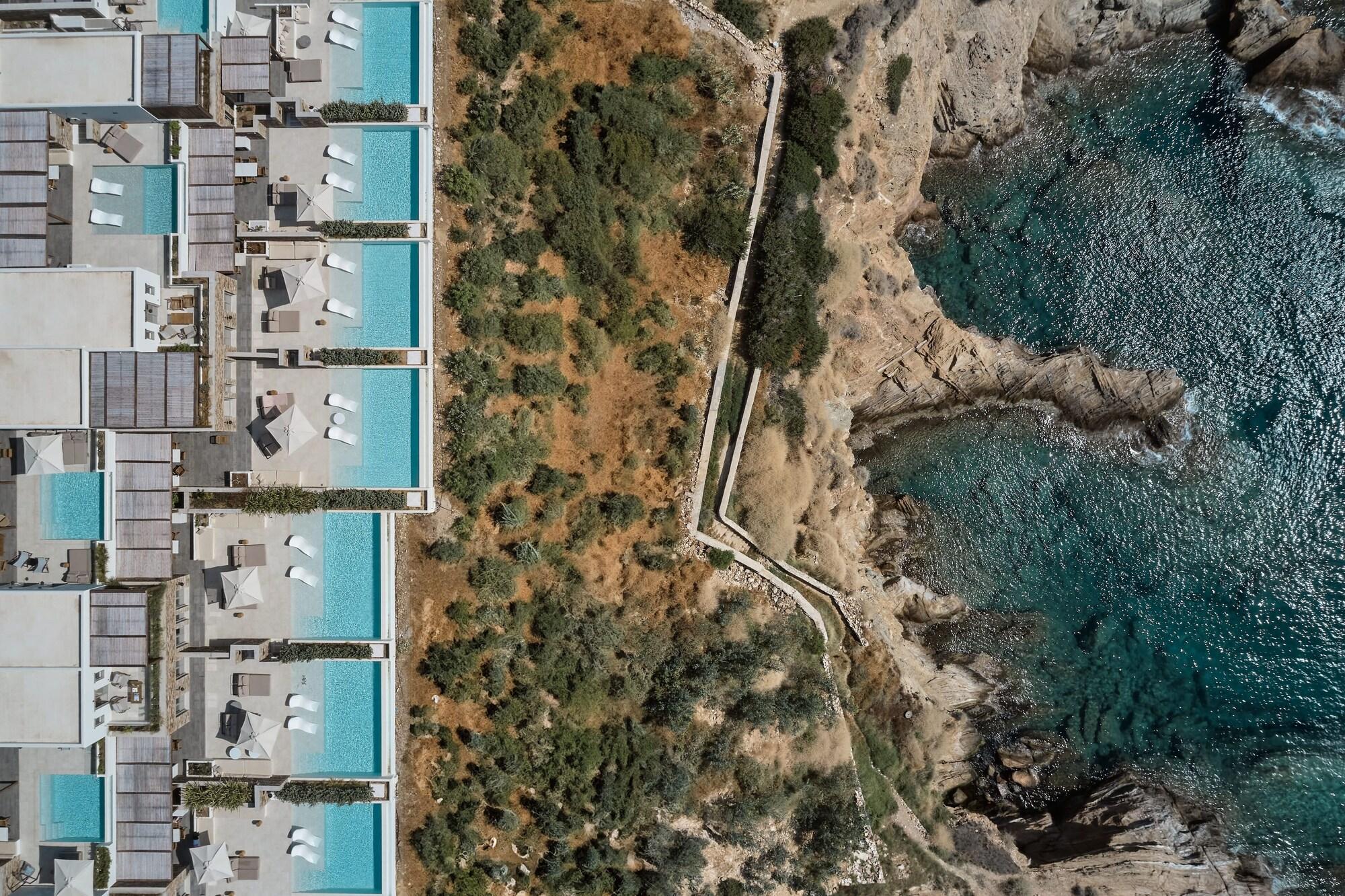 Vista Exterior Ios Grand Pool Suites