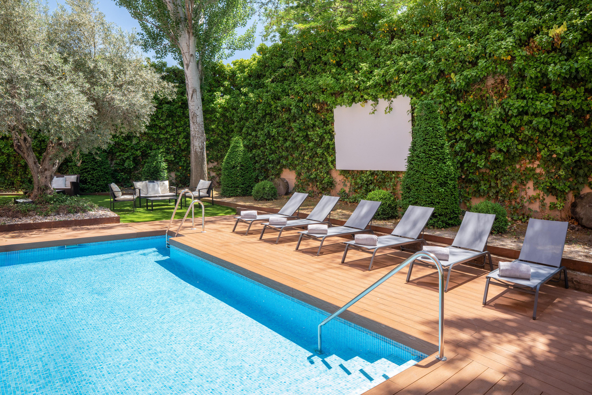 Vista Piscina Hotel Madrid Alameda Aeropuerto, Affiliated by Meliá