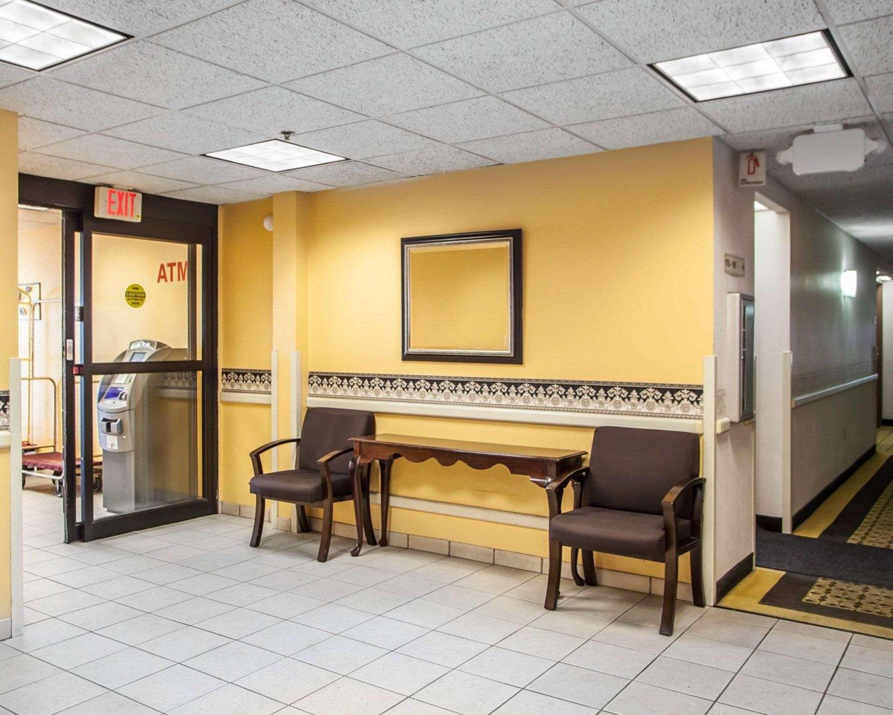 Vista Lobby Rodeway Inn & Suites Milwaukee Airport