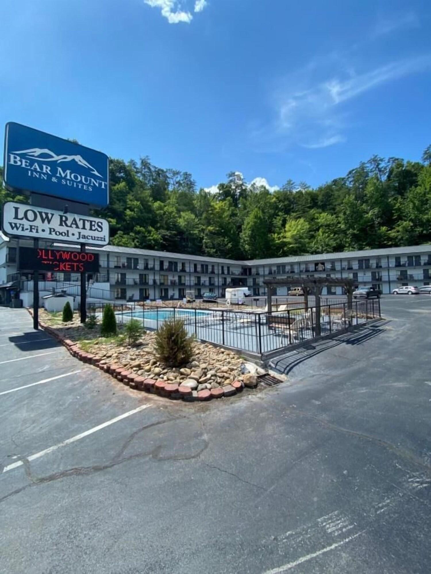 Varios Bear Mount Inn & Suites