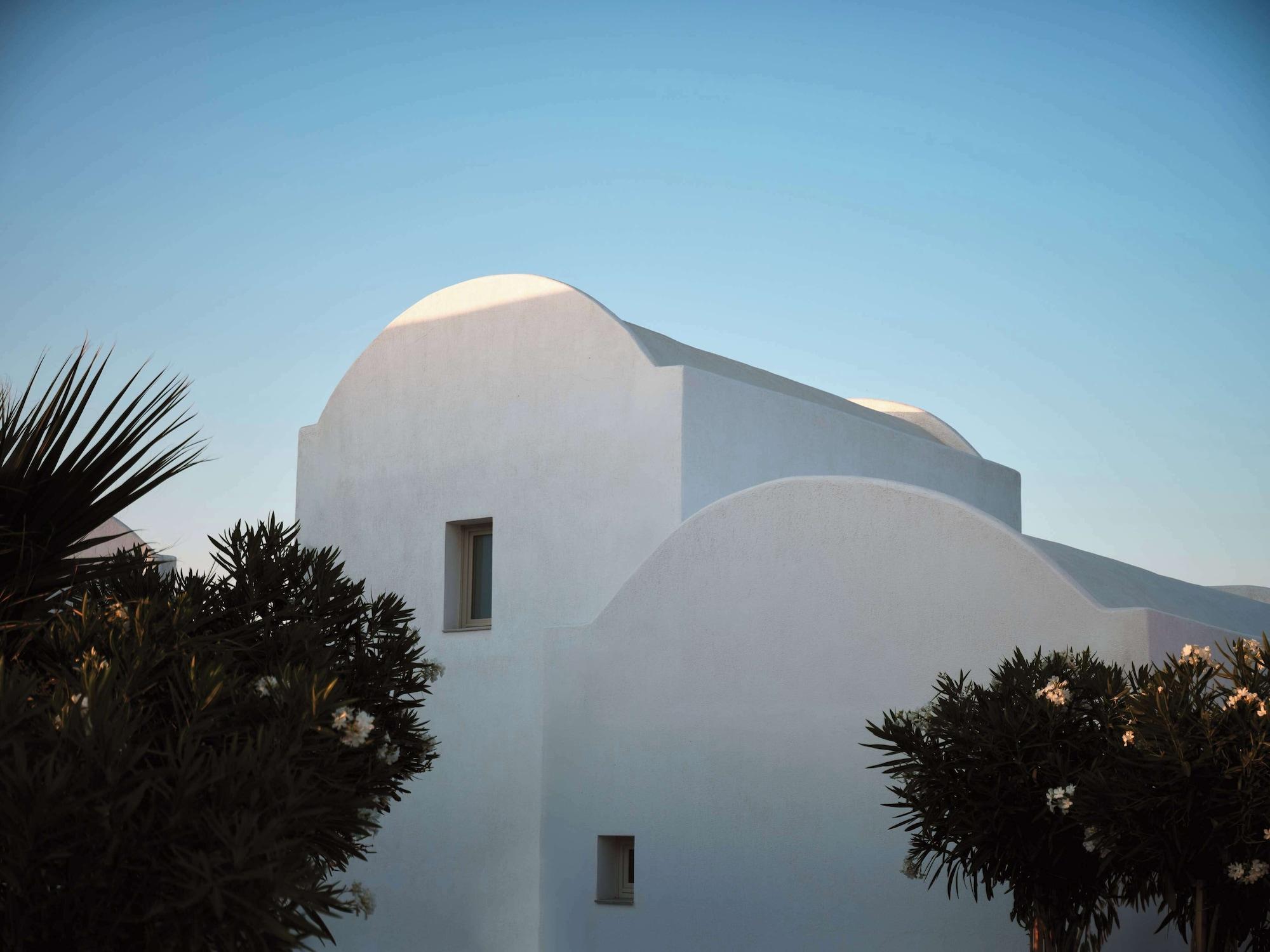 Vista Exterior Sea Breeze Santorini Beach Resort, Curio Collection Hilton