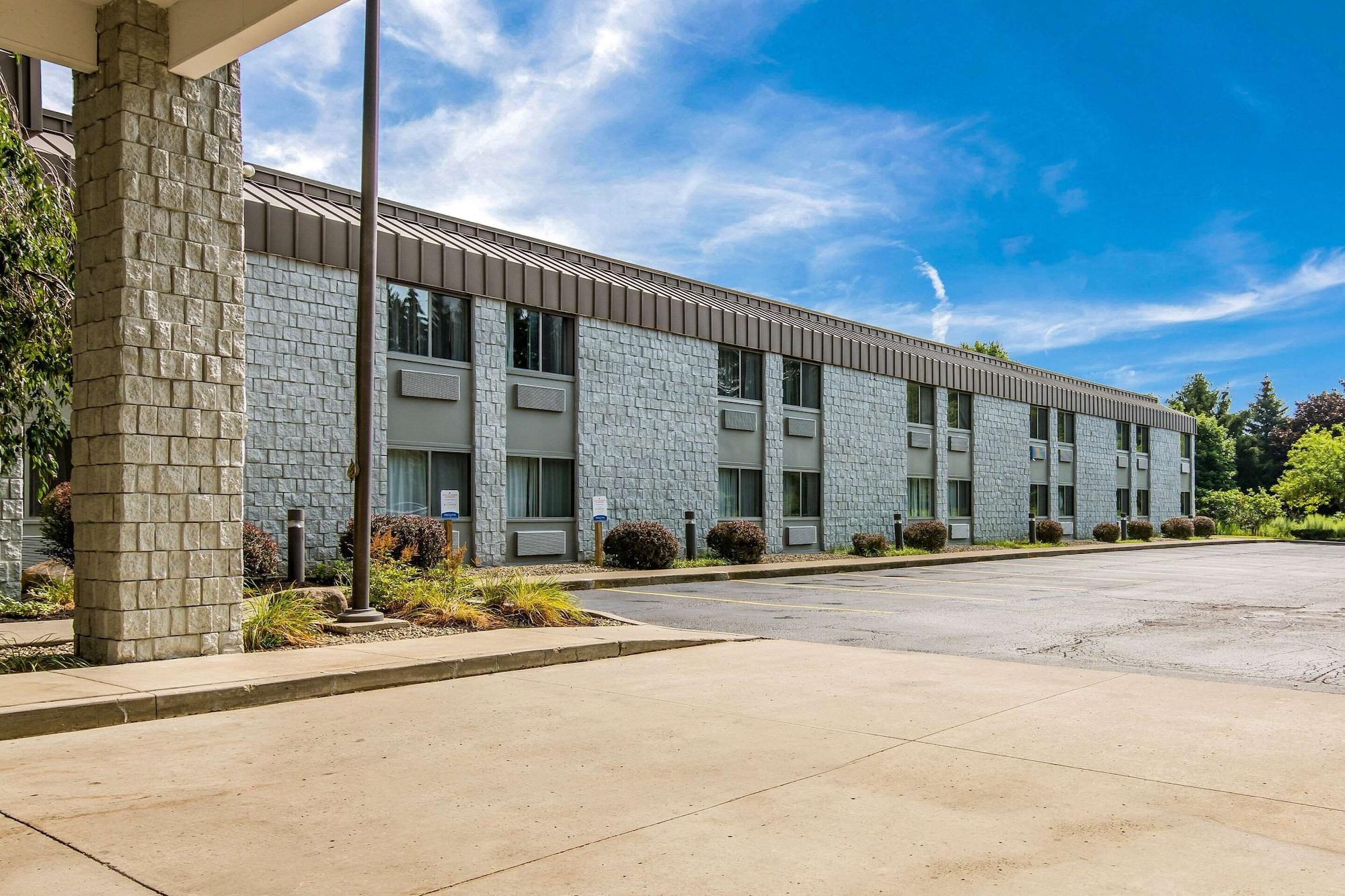 Vista Exterior Clarion Pointe Jamestown - Falconer