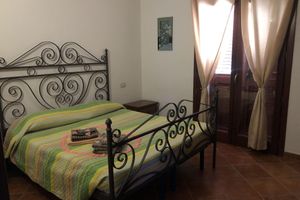 Alquiler Vacacional - Villa with panoramic pool surrounded by greenery