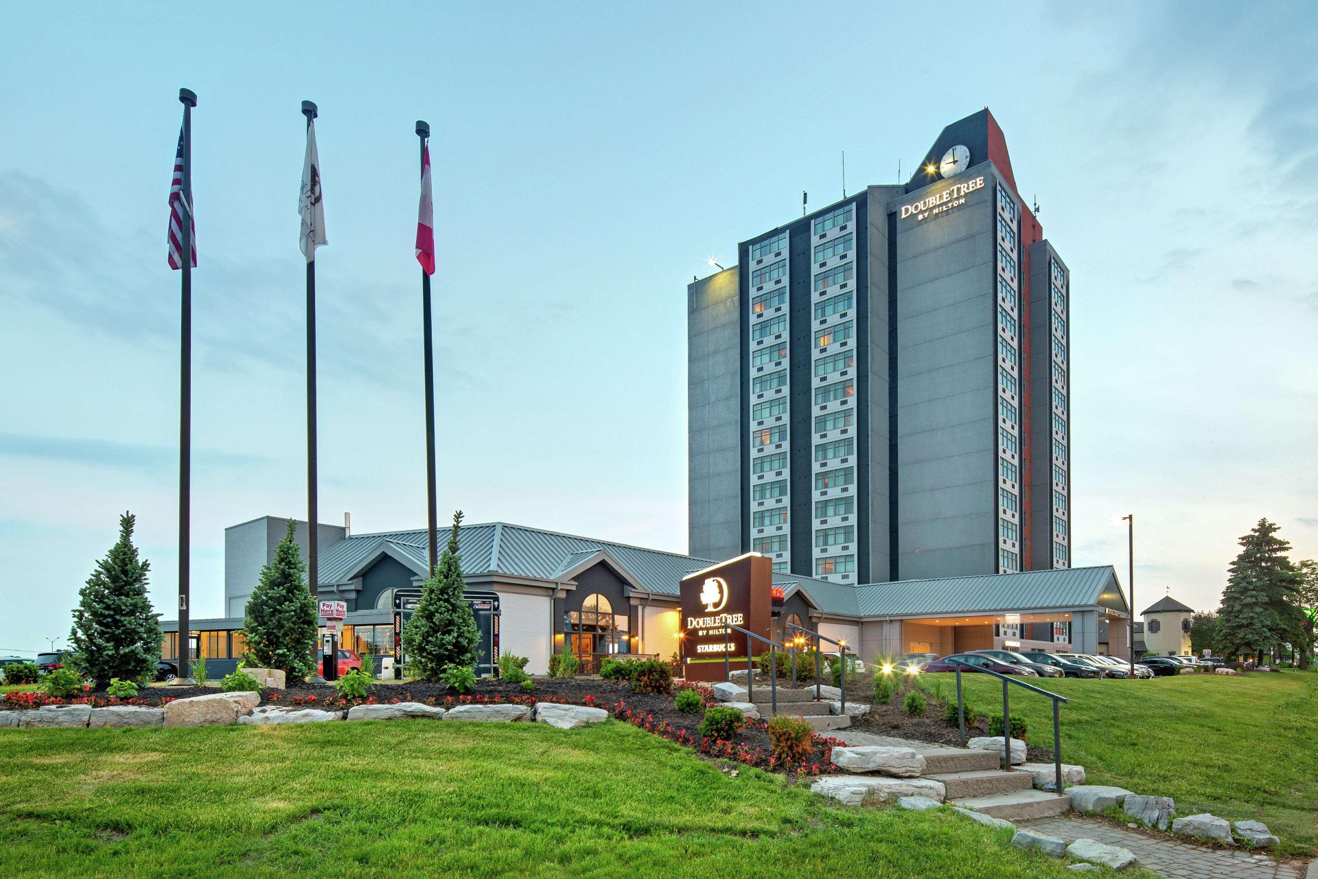 Vista Exterior DoubleTree by Hilton Toronto Airport