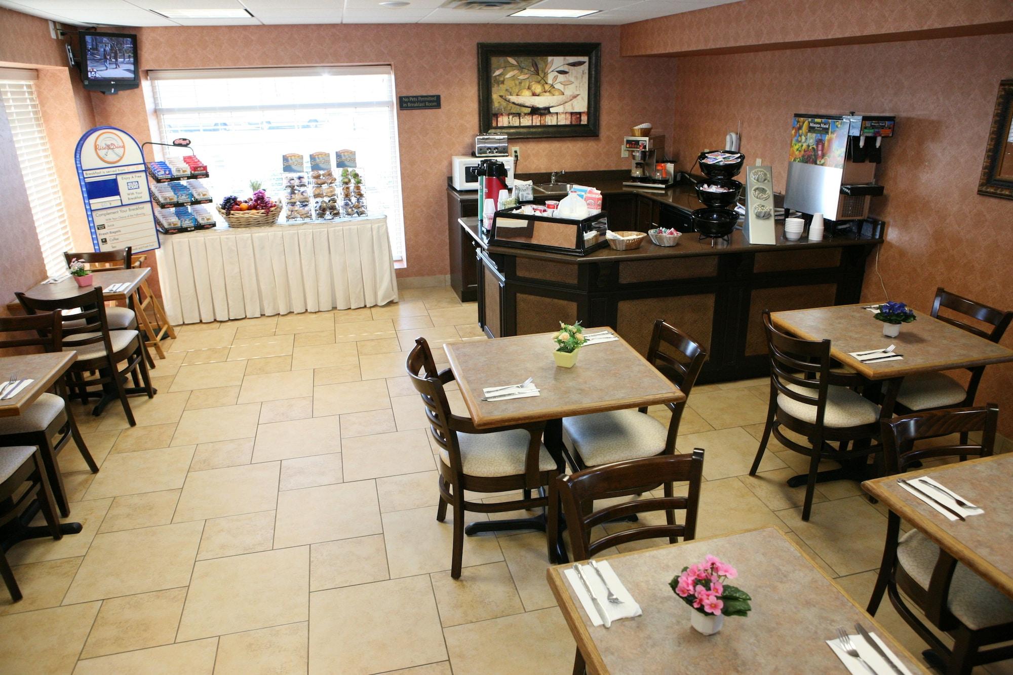 Restaurant Howard Johnson Hotel by Wyndham Toms River