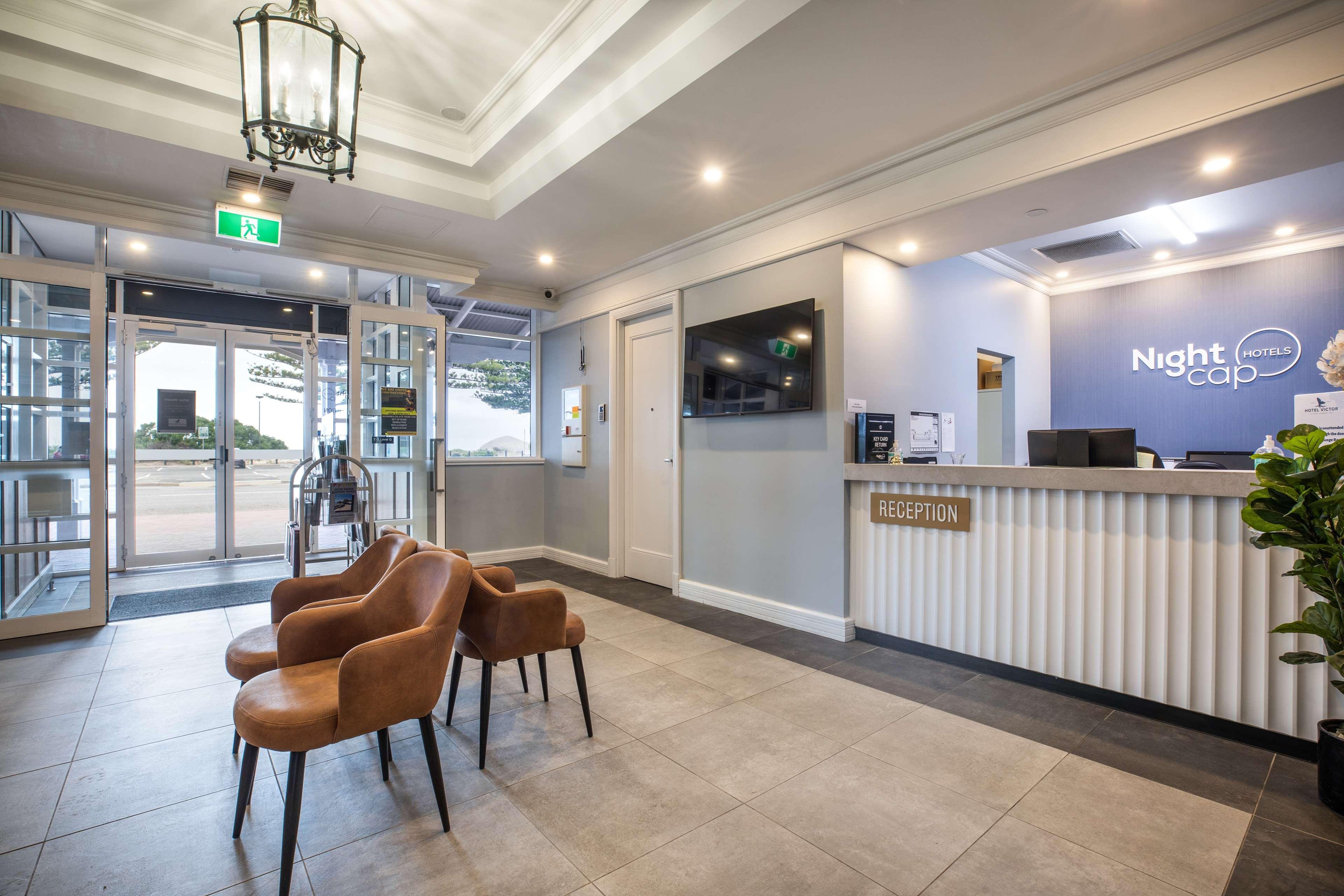 Vista Lobby Nightcap at Hotel Victor