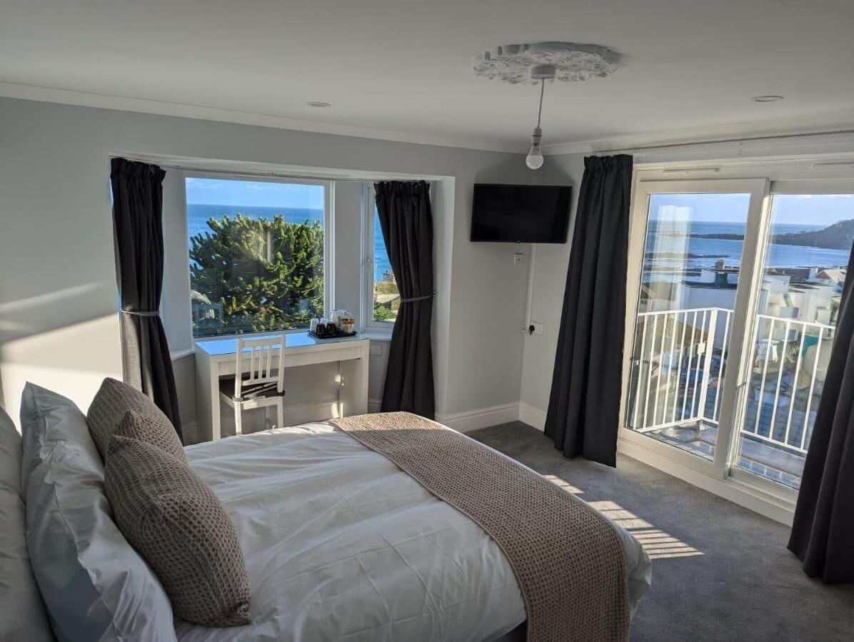 Varios Fieldhead Hotel