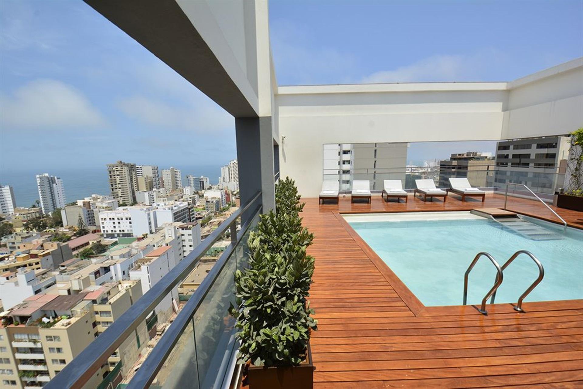 Vista Piscina Dazzler by Wyndham Lima Miraflores