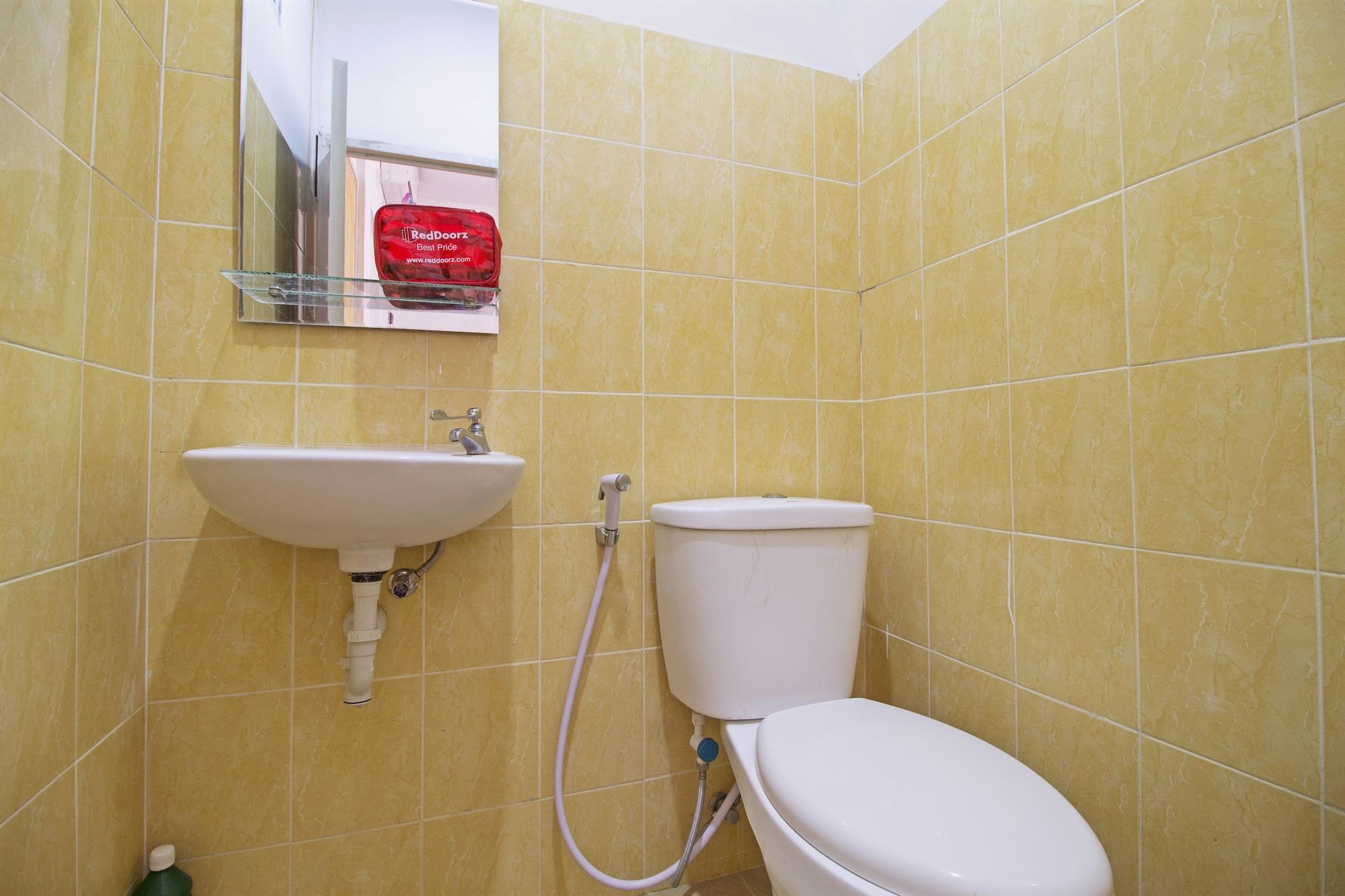 Equipamiento de Habitación RedDoorz near STAN