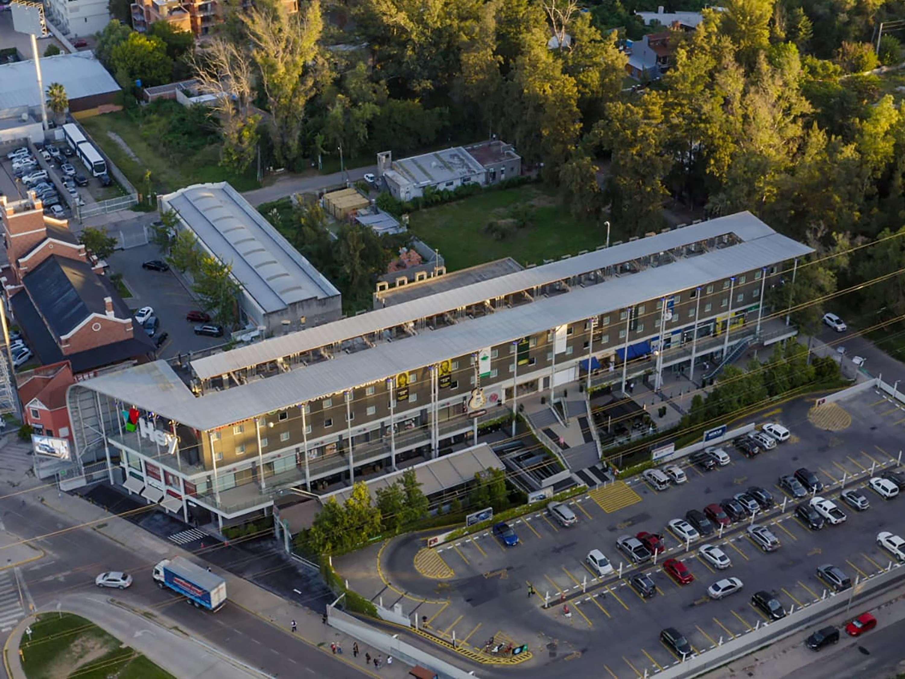 Vista Exterior Ibis Pilar