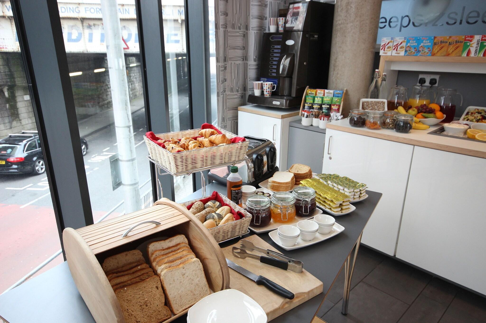 Restaurant Four Points Flex by Sheraton Cardiff