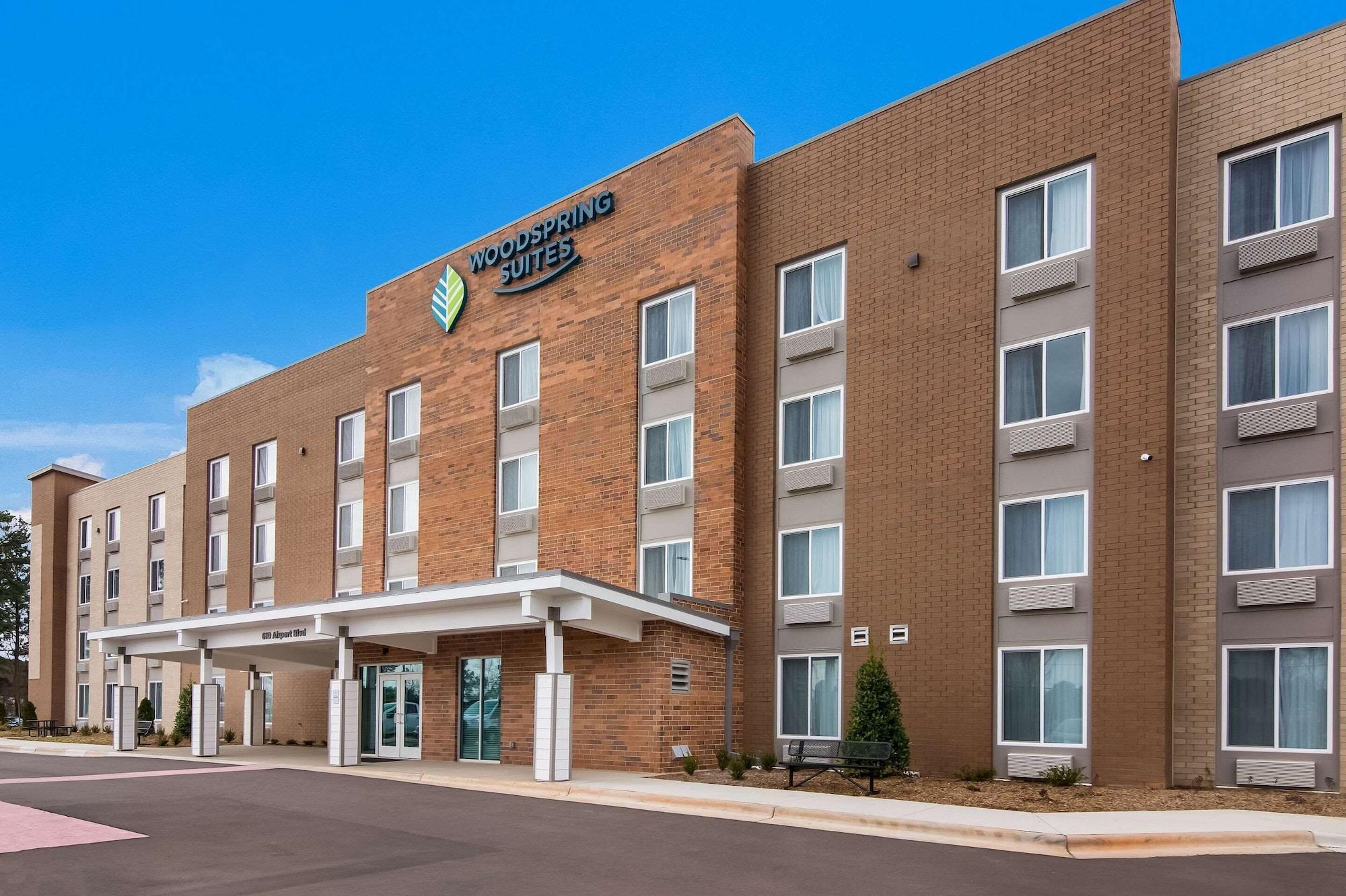 Vista Exterior WoodSpring Suites Morrisville Raleigh Durham Airport