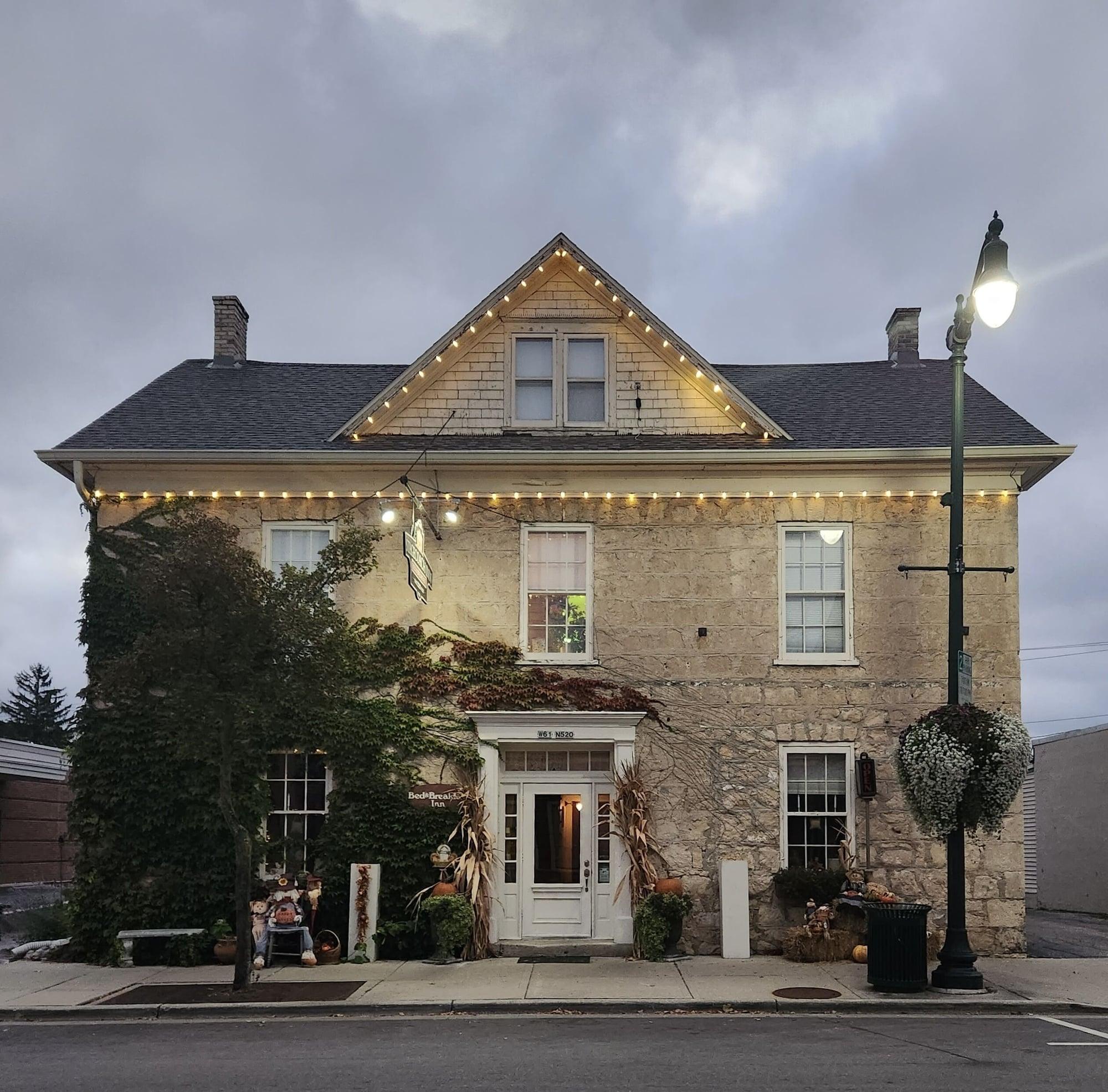 Vista Exterior The Stagecoach Inn Bed & Breakfast and Five20 Social Stop