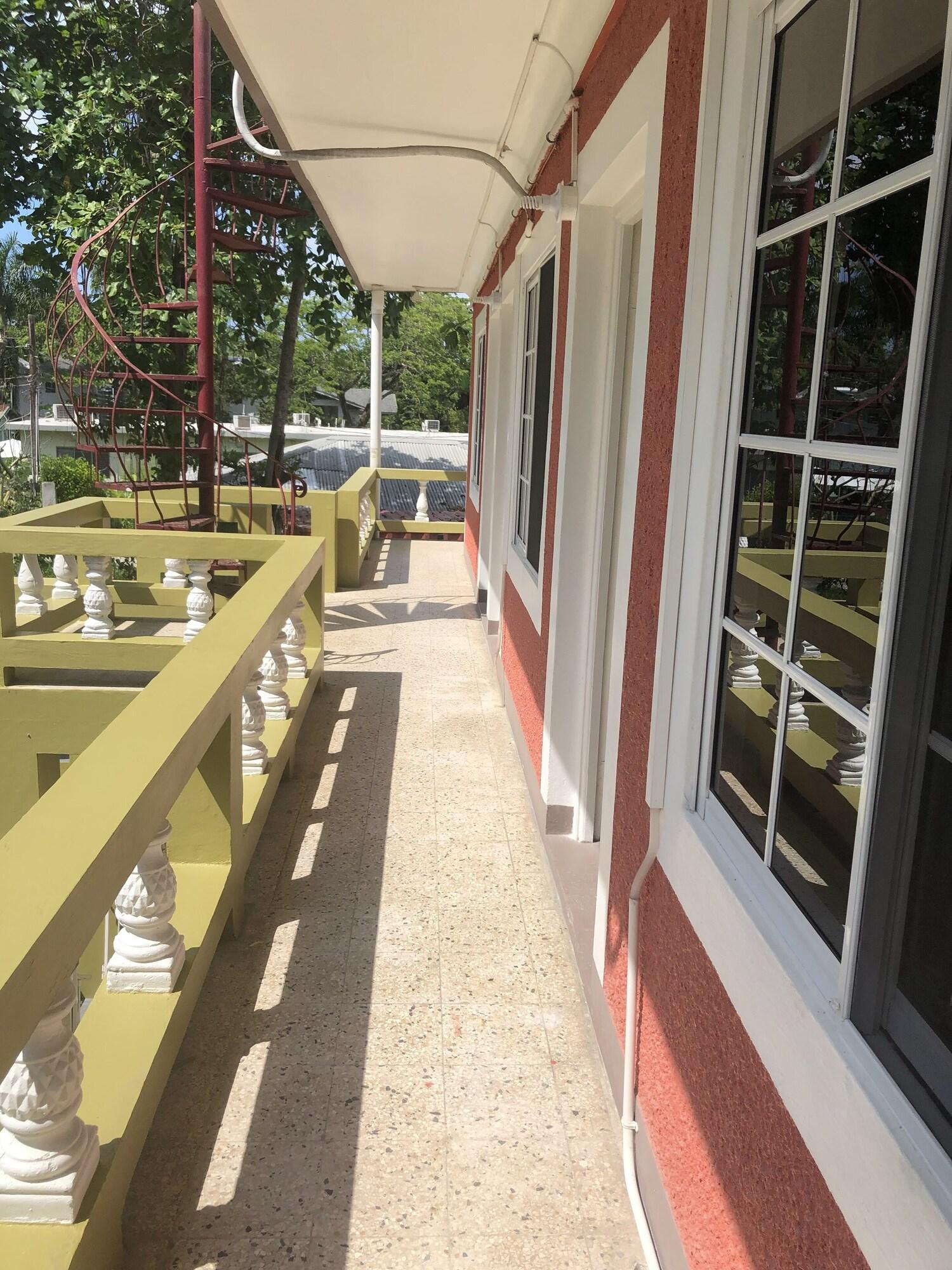 Vista Exterior Negril Beachside