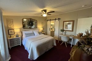 Alquiler Vacacional - Peaceful Retreat with Private Lake,  Covered Dock and Beautiful Views