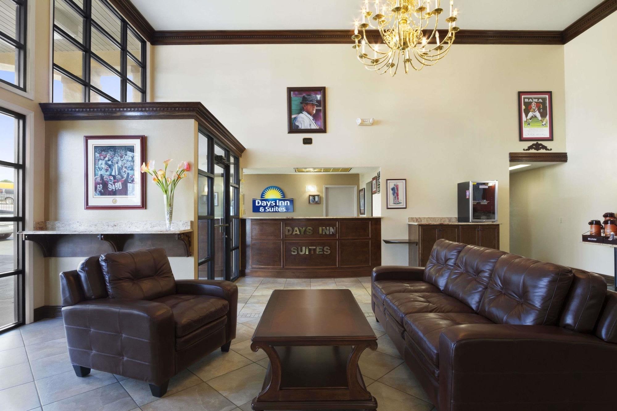 Vista Lobby Days Inn & Suites by Wyndham Tuscaloosa - Univ. of Alabama
