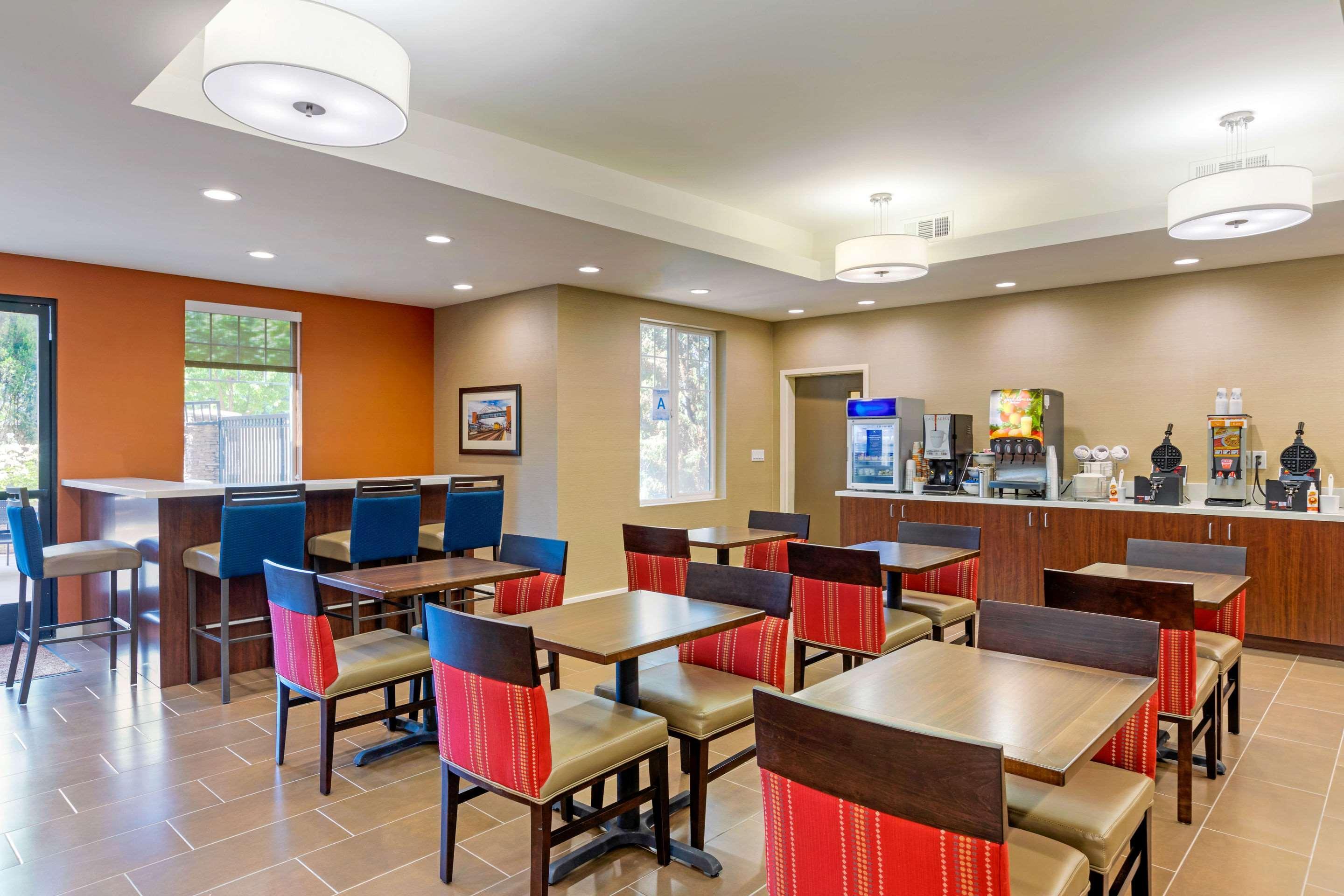 Restaurant Comfort Inn & Suites near Ontario Airport