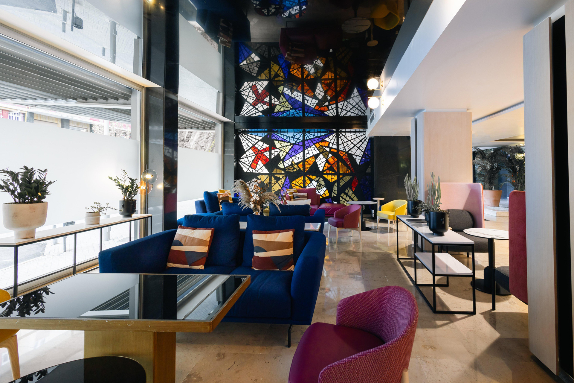 Vista Lobby voco Madrid Retiro by IHG