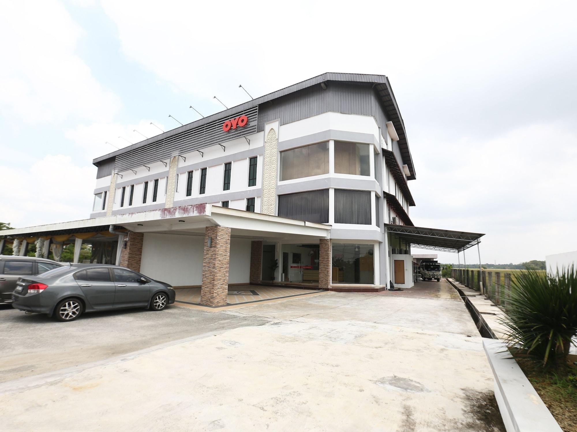 Varios OYO 89888 Dz Residence Guest House
