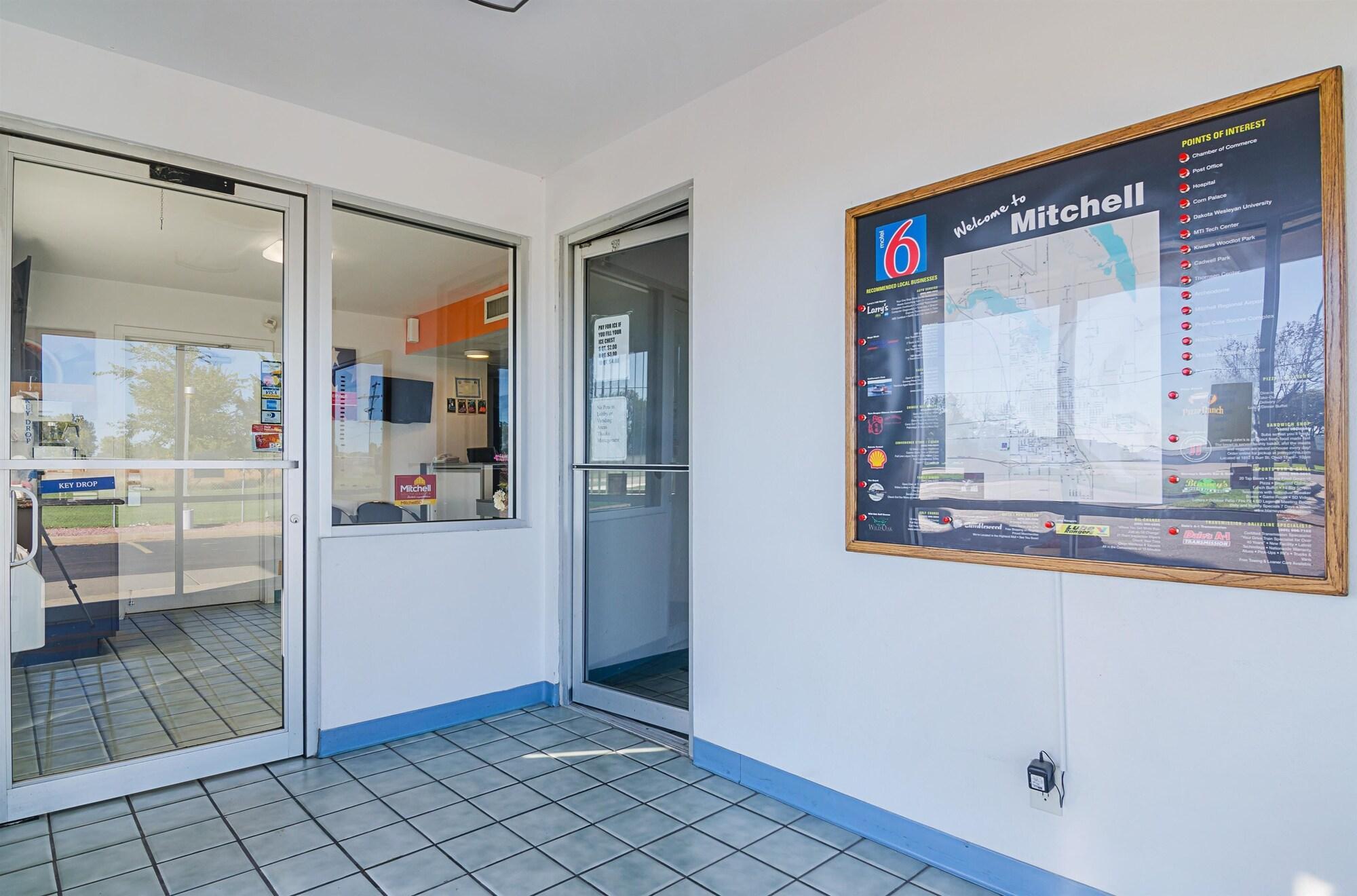 Vista Lobby Motel 6 Mitchell, SD