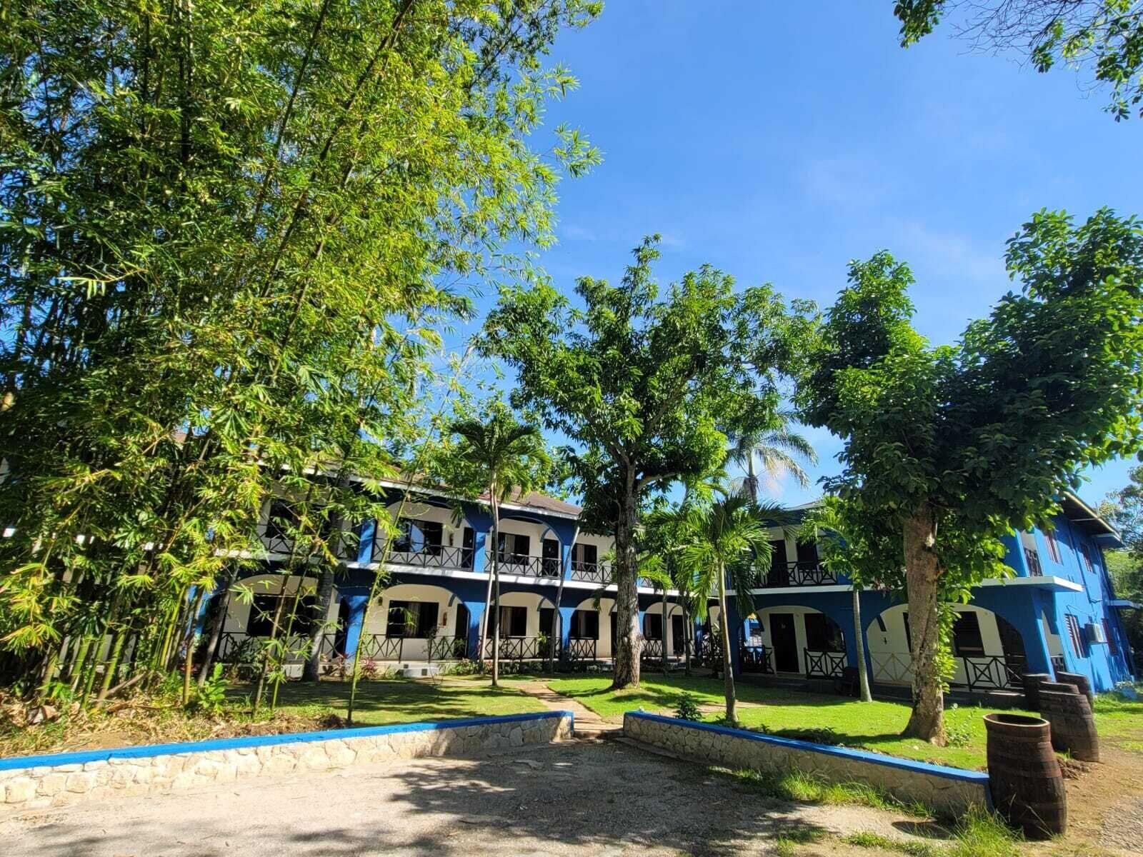 Vista Exterior Rum Runners Resort