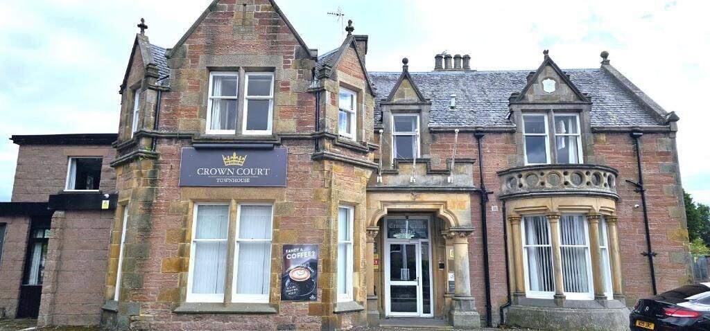 Varios Crown Court Hotel & Bar.