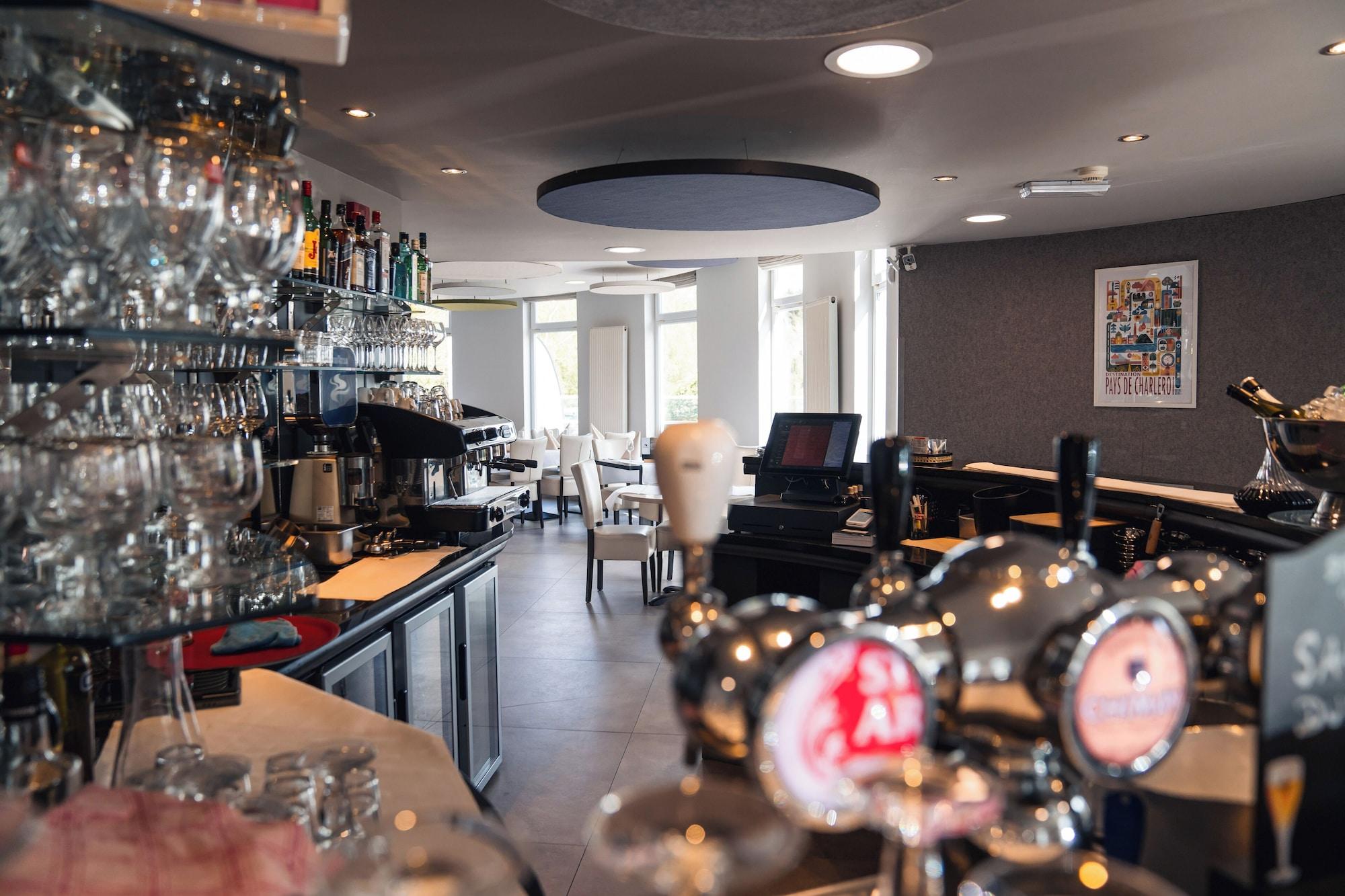 Bar/Salón Ibis Styles Charleroi Airport Aero44