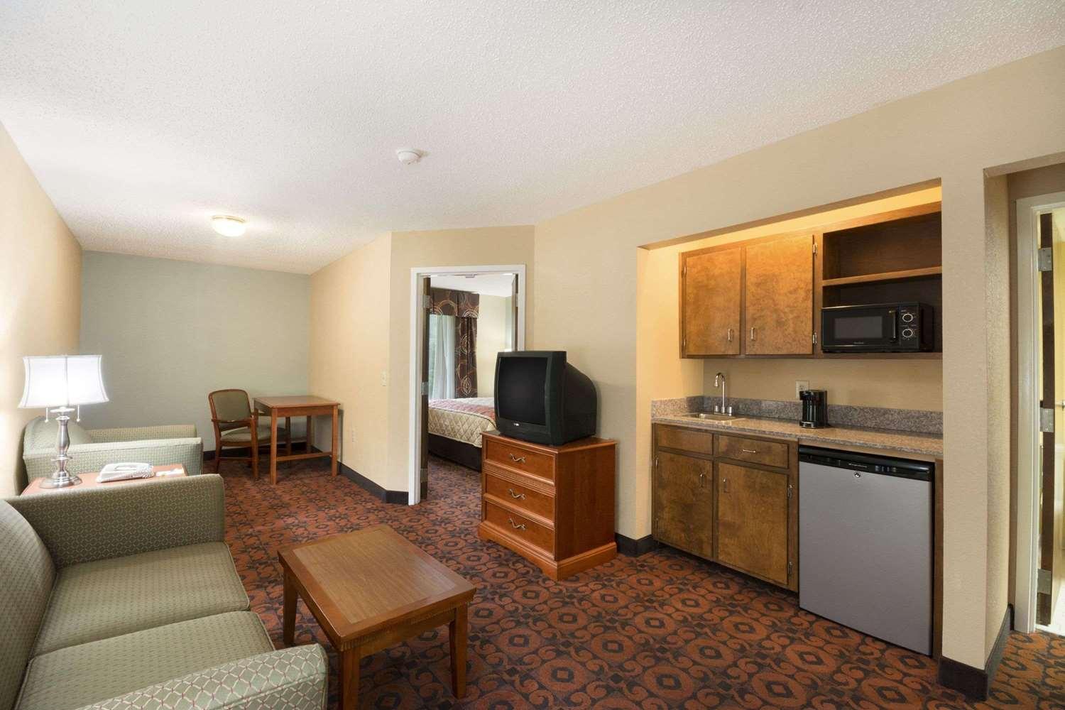 Suite Days Inn by Wyndham Weldon/Roanoke Rapids