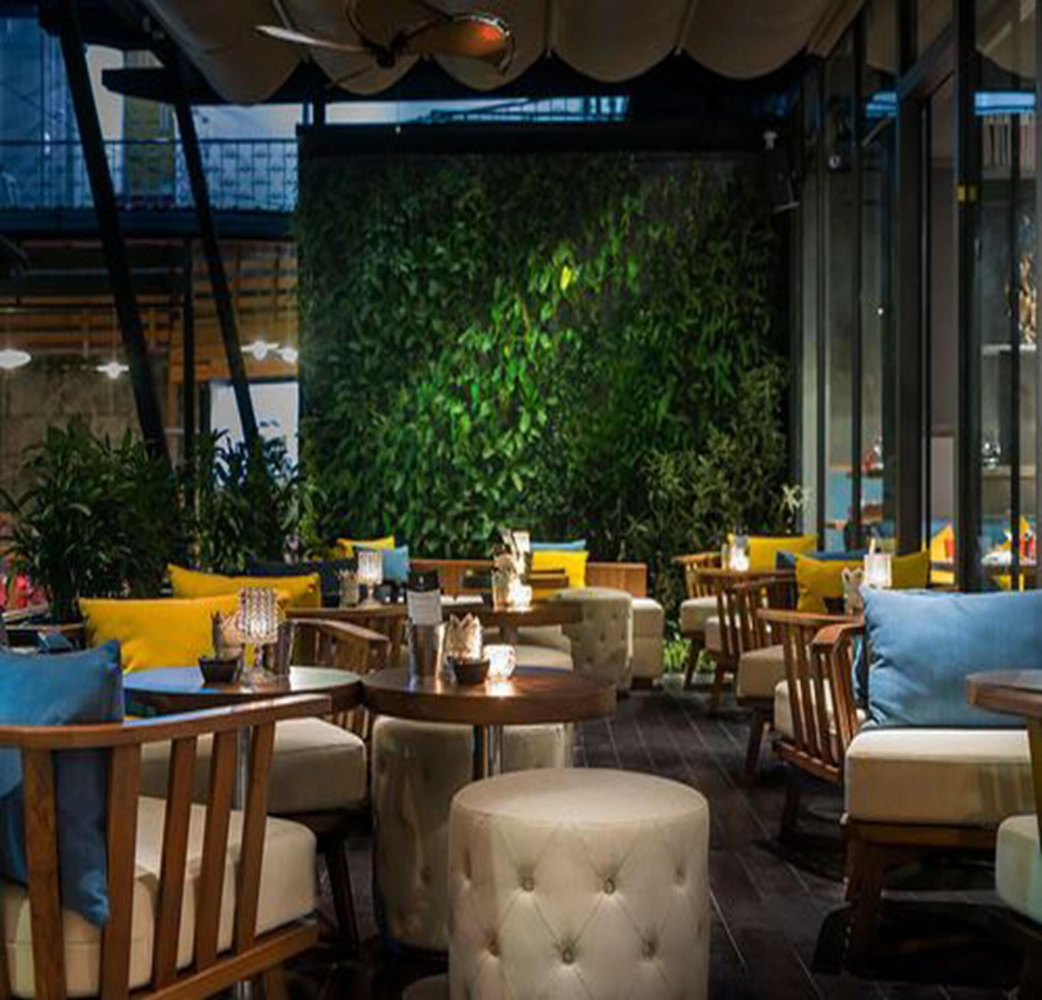 Bar/Salón Hotel G Yangon