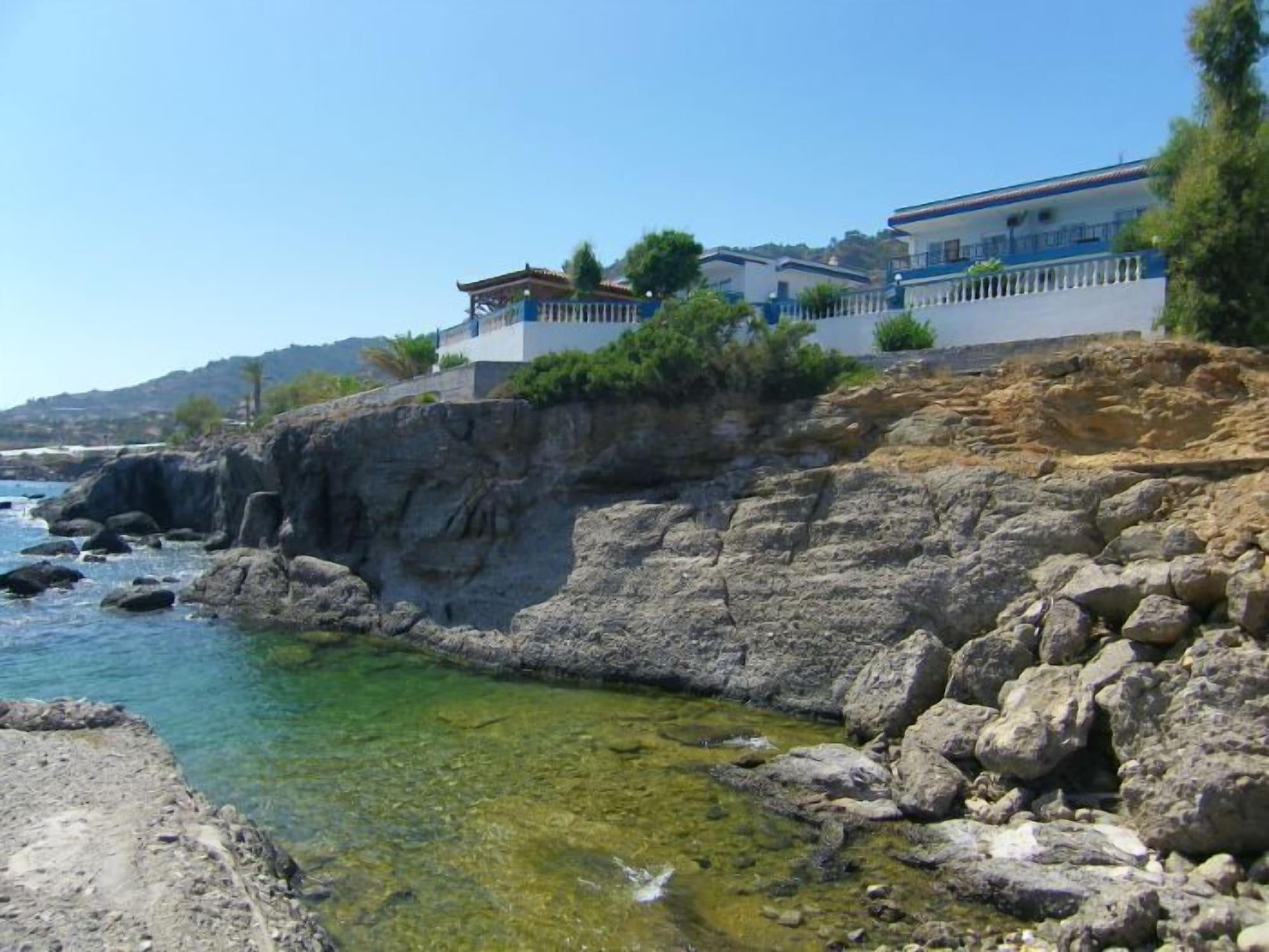 Vista Exterior Cypriana Apartments