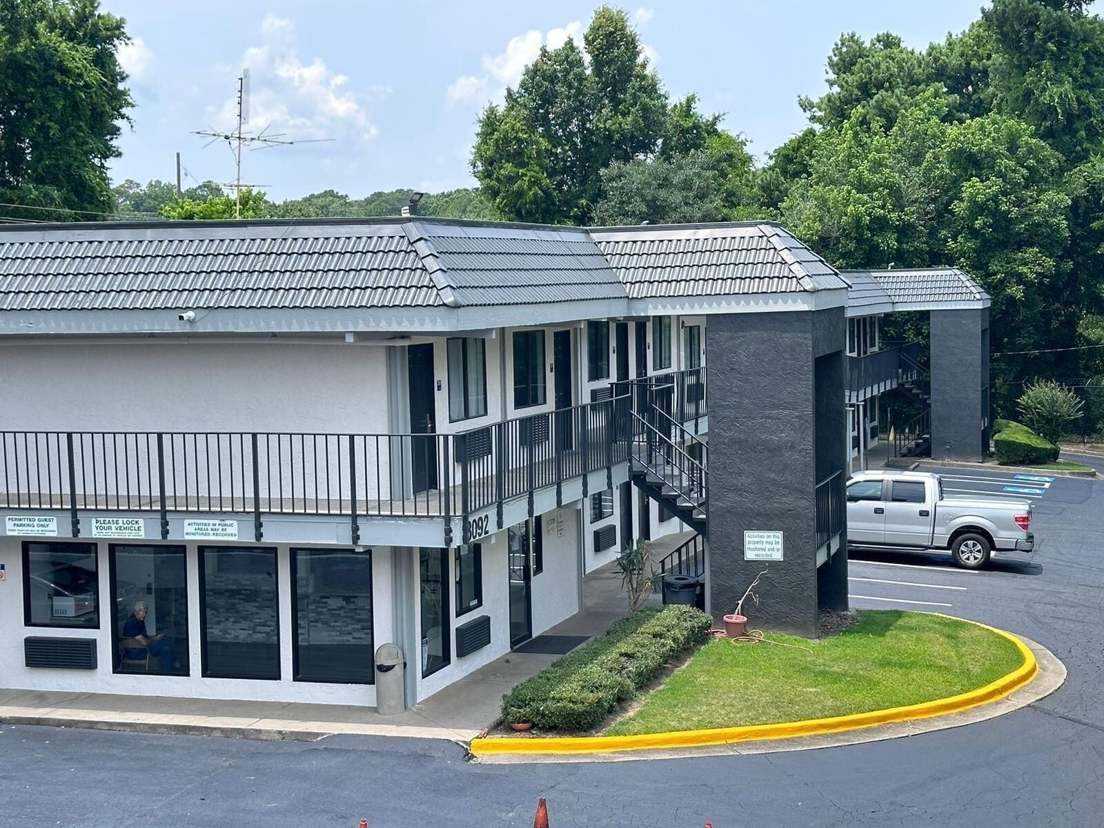 Vista Exterior Masters Inn Atlanta - Doraville at I-85 & 285