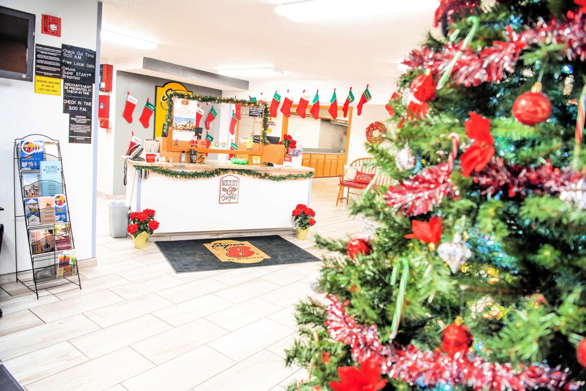 Vista Lobby Super 8 by Wyndham Gallipolis Pt Pleasant Area