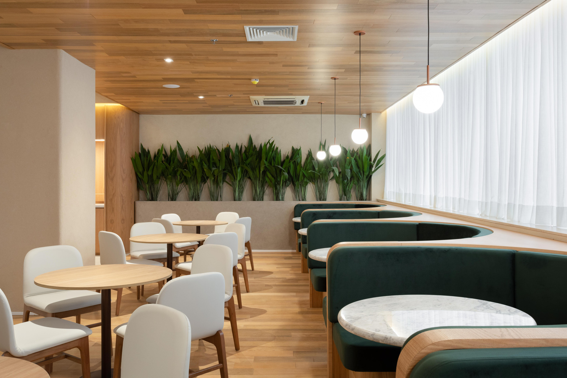 Restaurant Qoya Hotel Curitiba, Curio Collection by Hilton