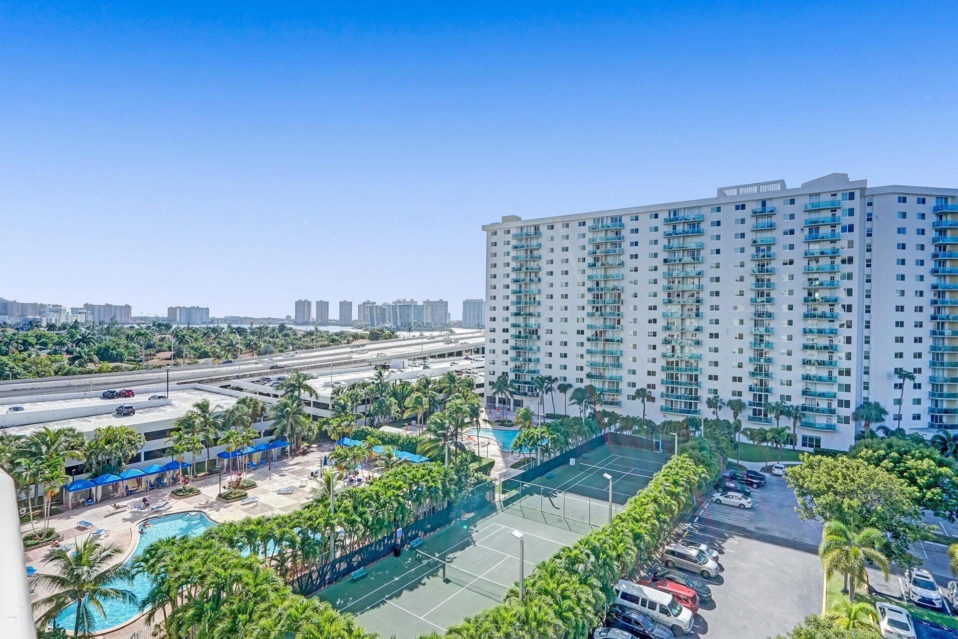 Vista Exterior Sunny Isles 4 Bedrooms on the beach