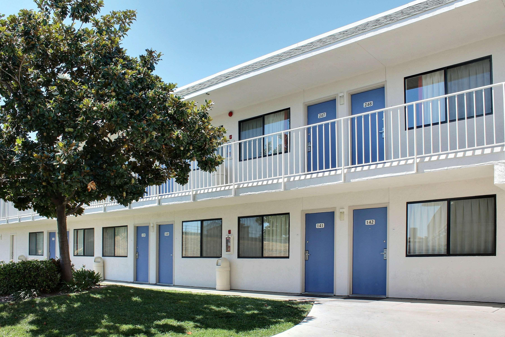 Vista Exterior Motel 6 Atascadero, CA