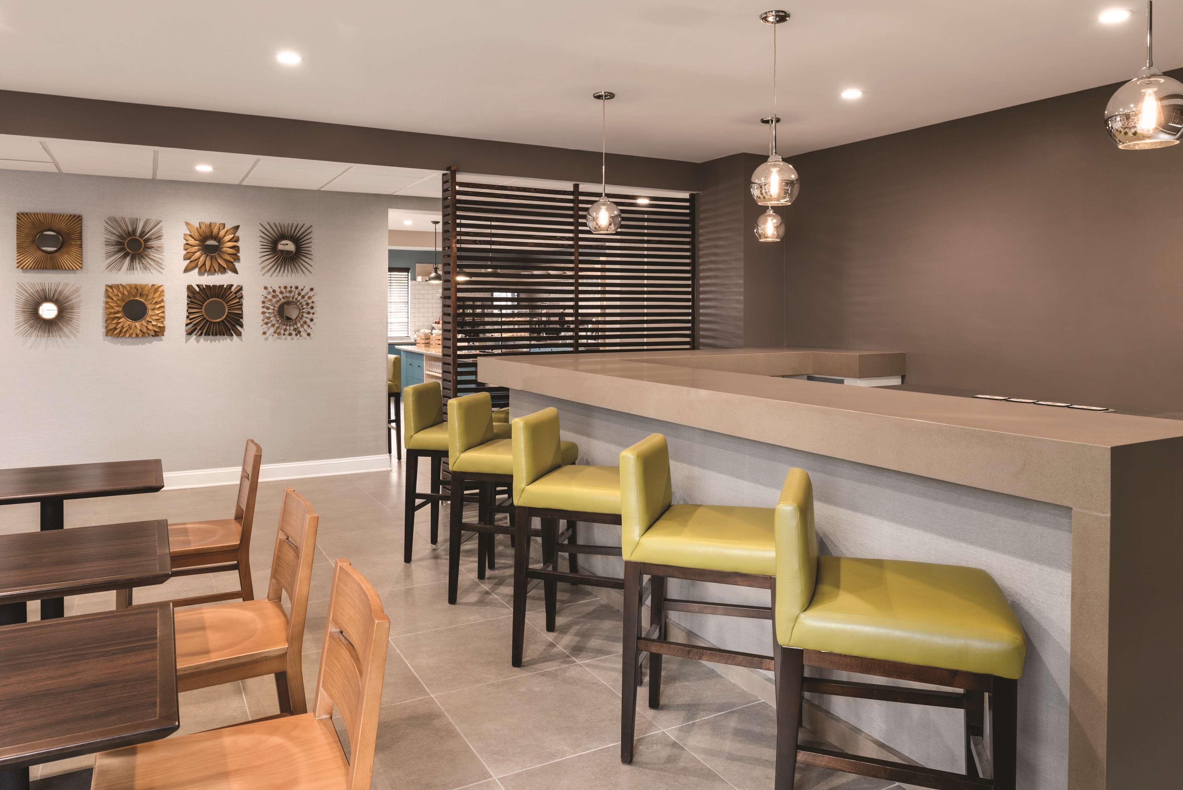 Bar/Salón Country Inn & Suites by Radisson, Hoffman Estates, IL